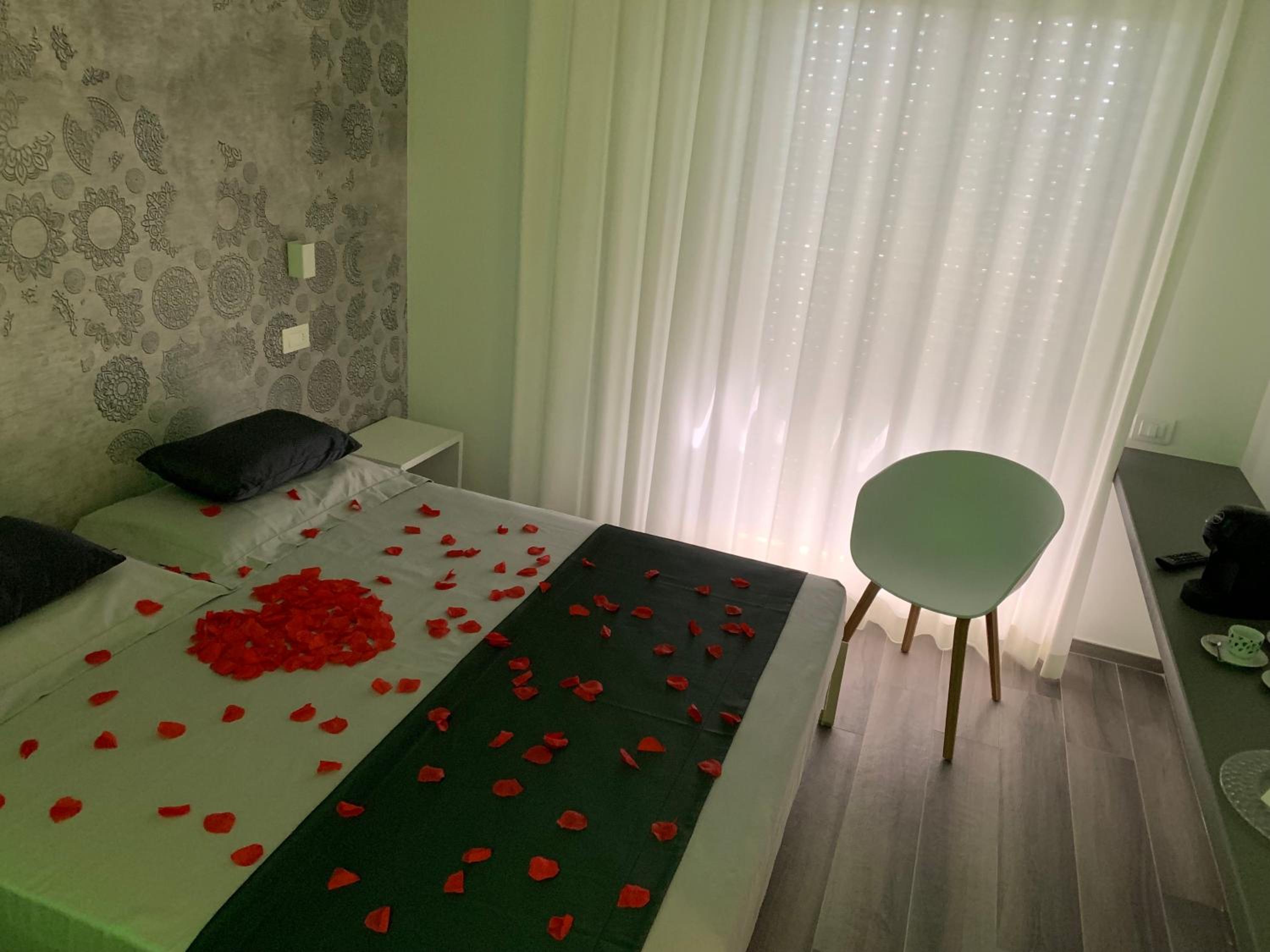 Deluxe Suite with Spa Bath - Photo 12