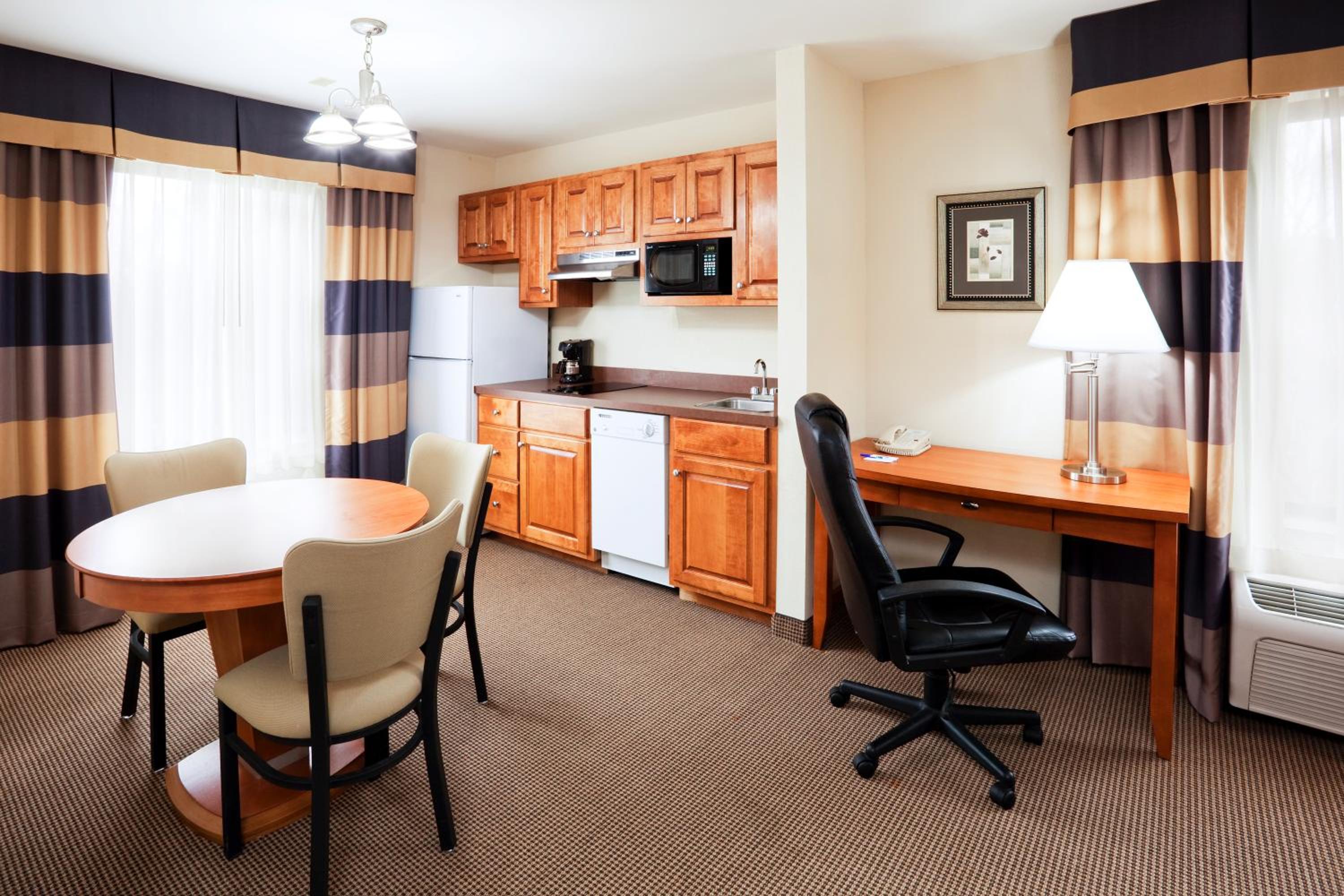 King Suite - Non-Smoking - Photo 3