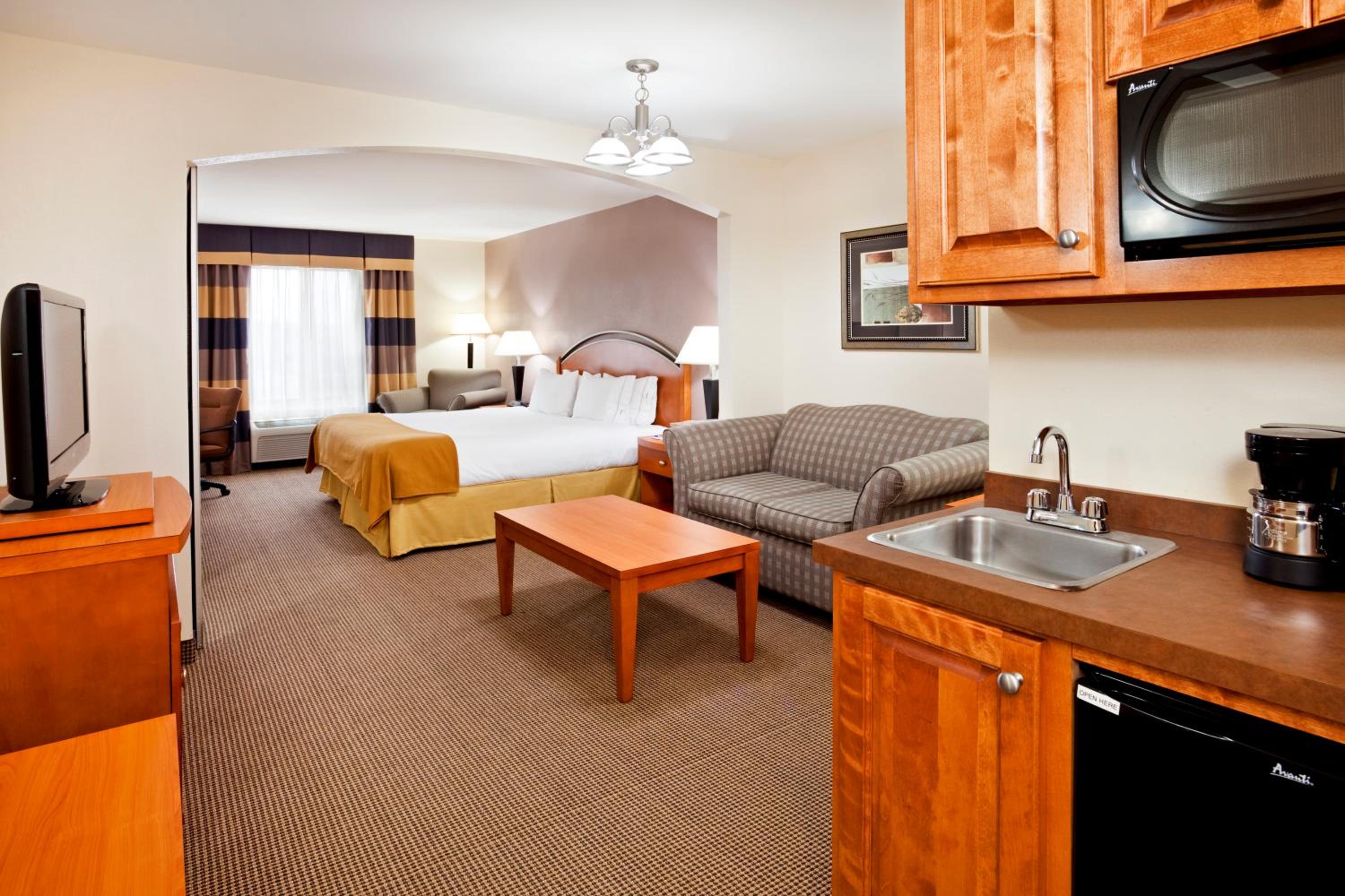King Suite - Non-Smoking - Photo 1