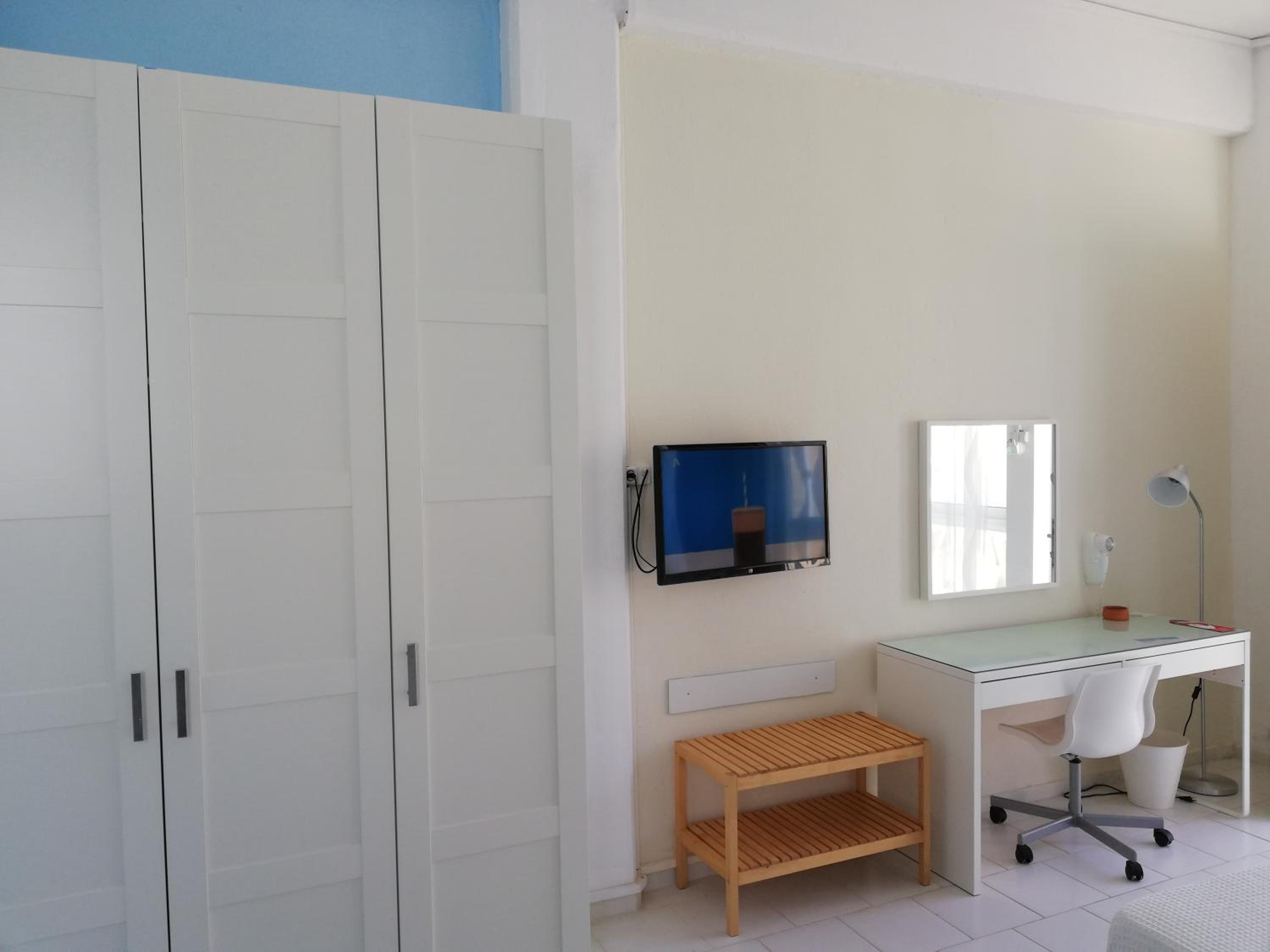 Studio with Balcony - Photo 3