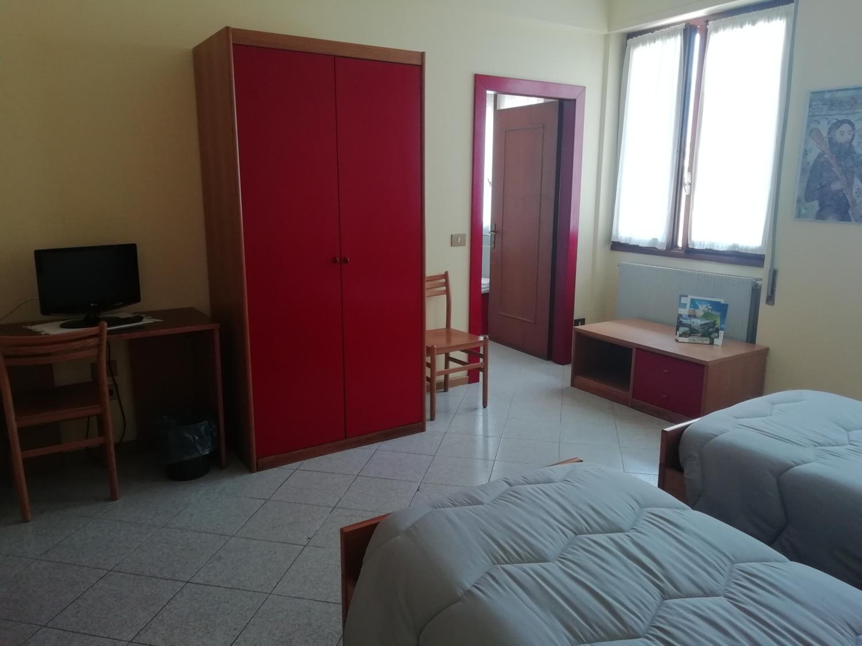 Large Double Room - Photo 2