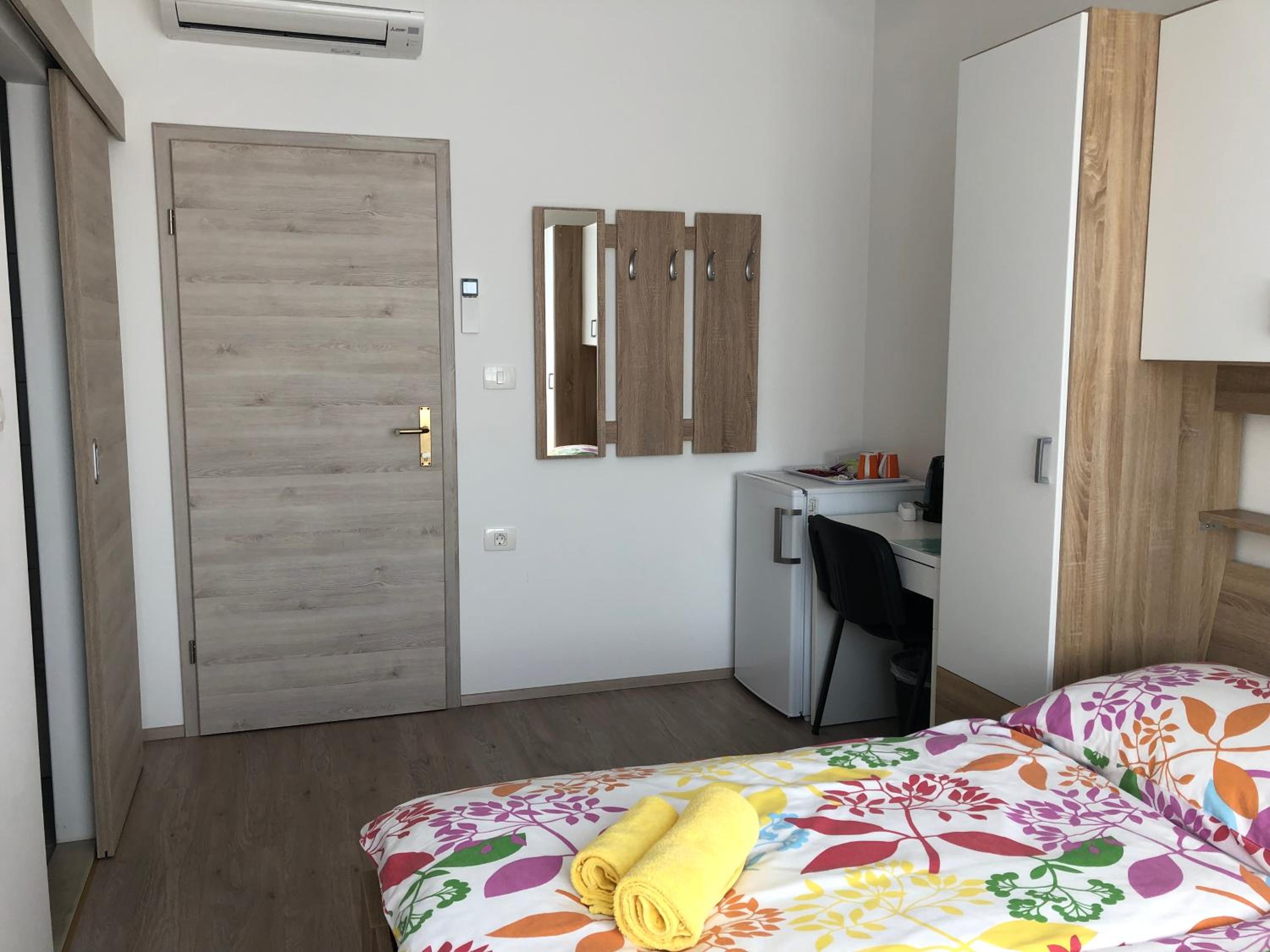 Double Room with Private Bathroom - Photo 6