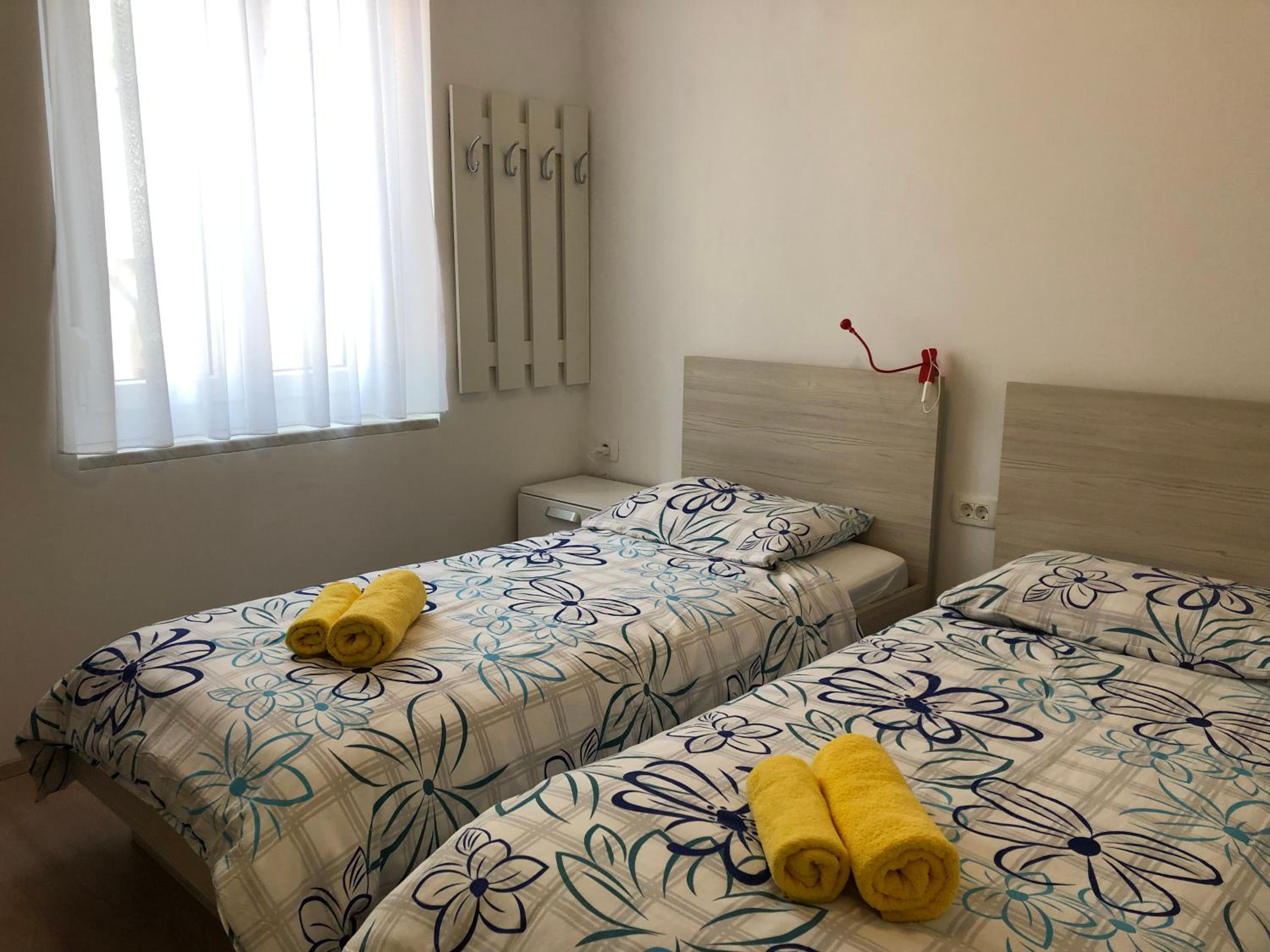 Twin Room with Private Bathroom - Photo 2