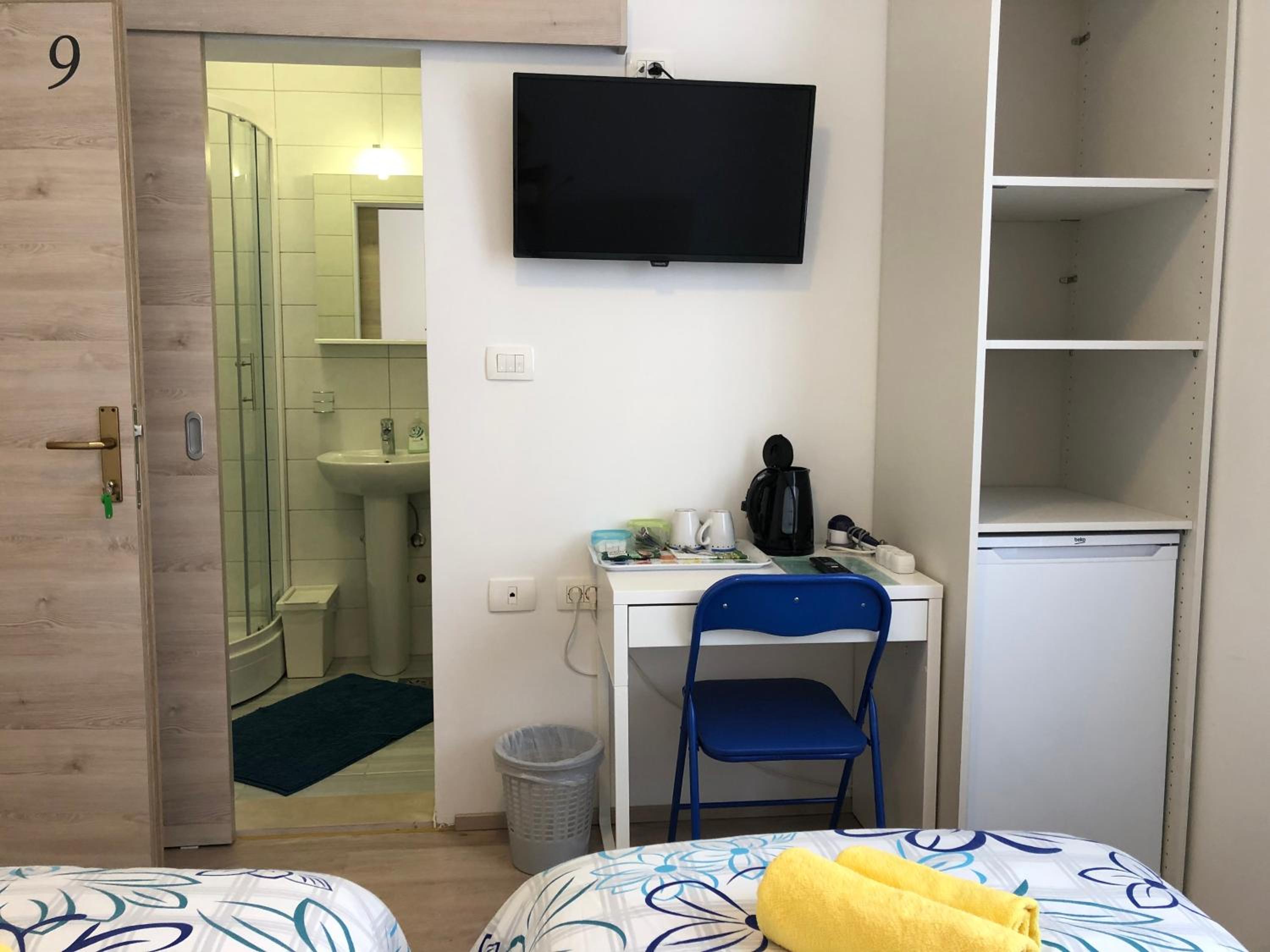 Twin Room with Private Bathroom - Photo 4
