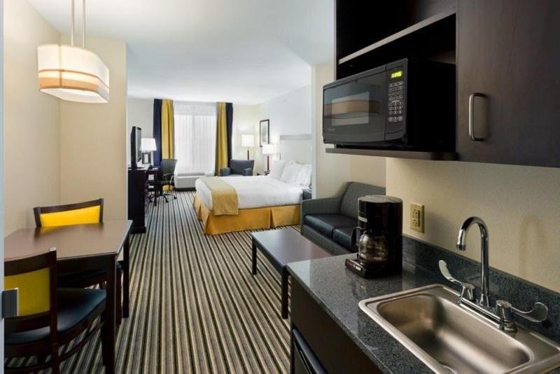 Queen Room with Two Queen Beds - Disability Access with Bath Tub - Photo 1