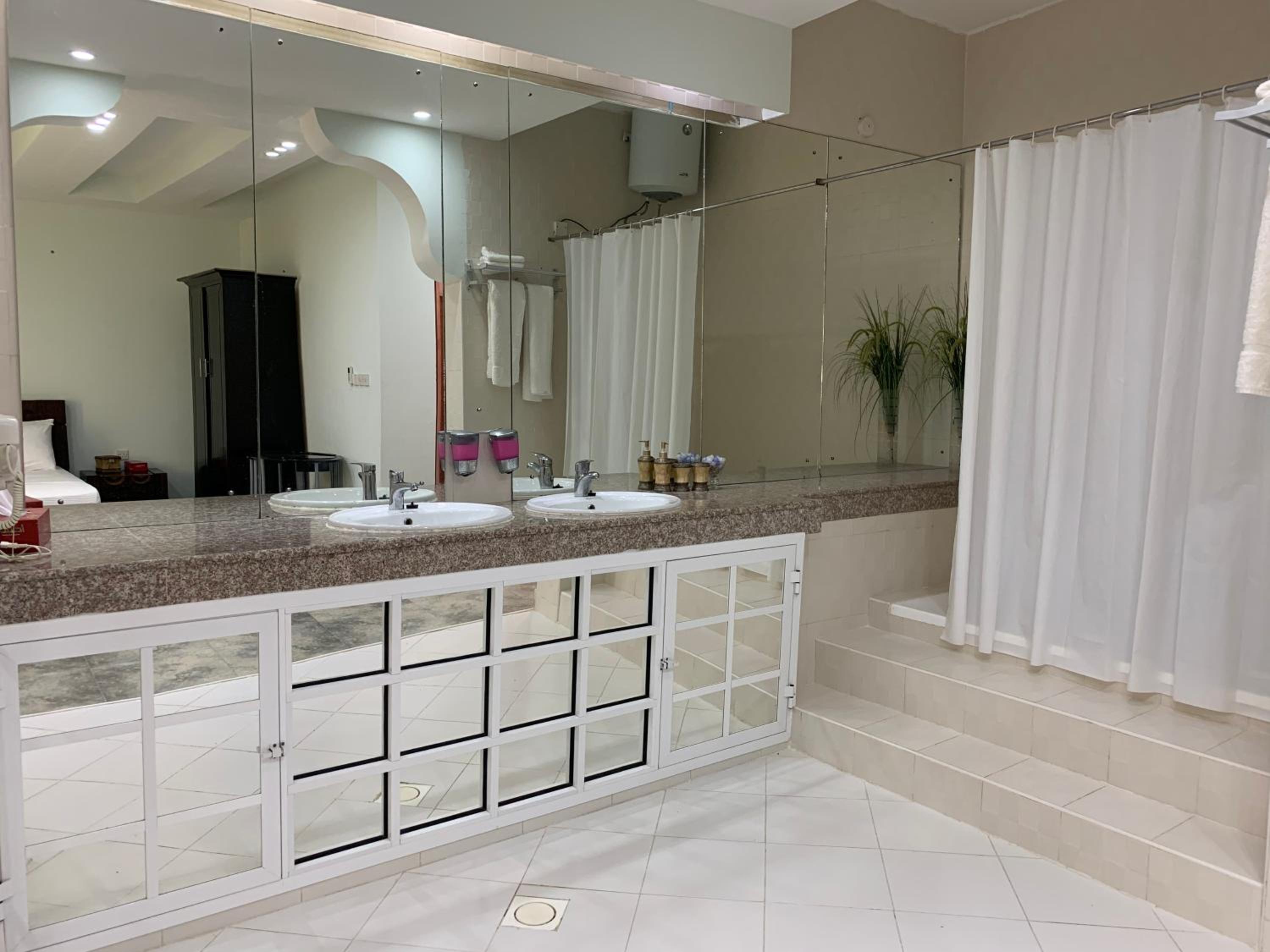 Junior Suite (2 Adults) - Photo 1