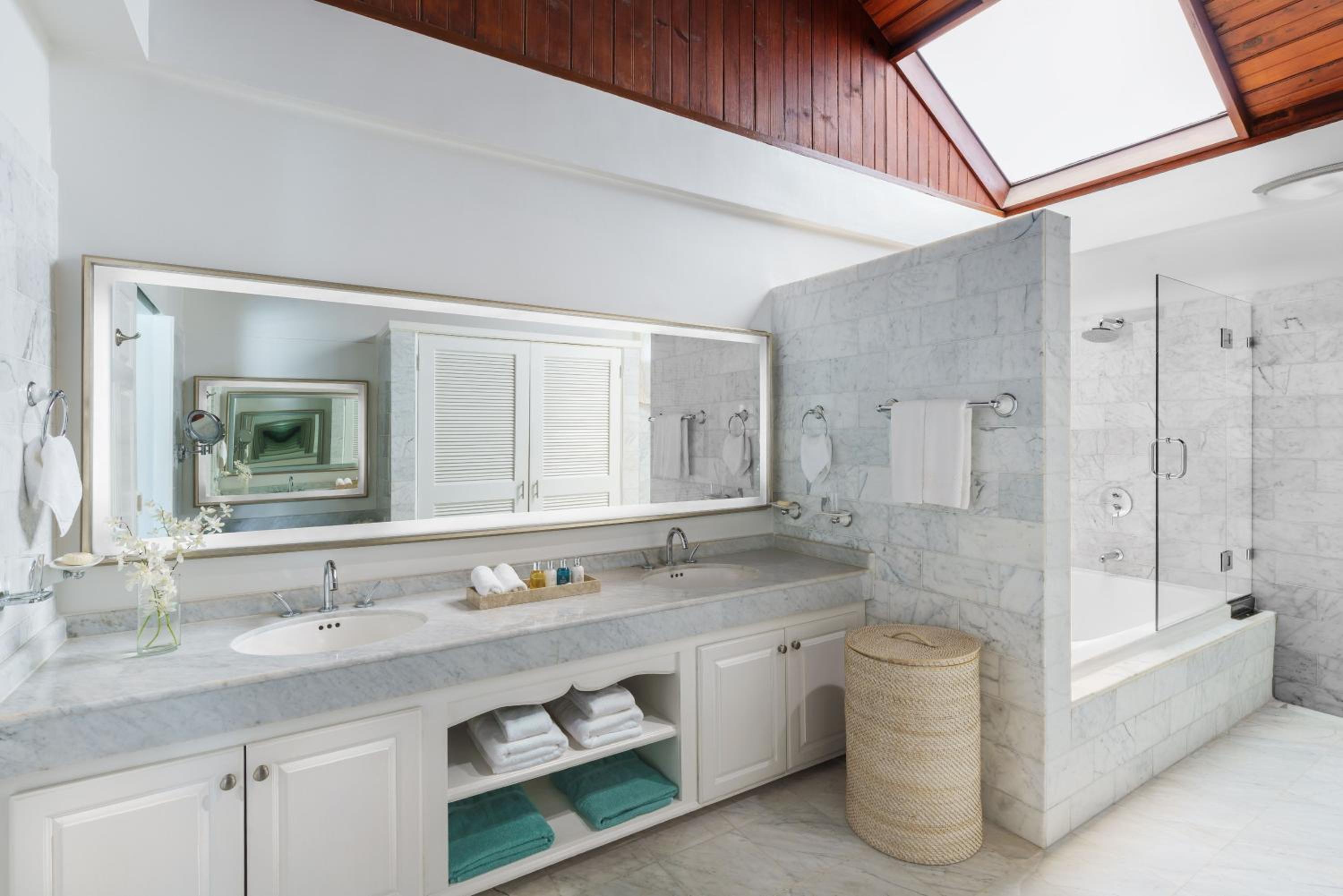 Luxury Almond Pool Suite - Photo 1