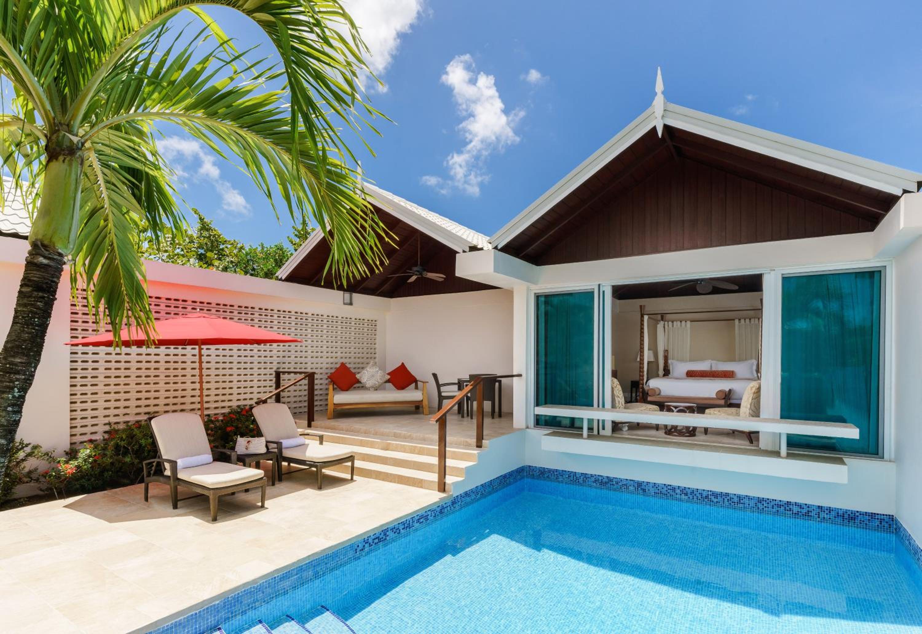 Luxury Almond Pool Suite - Photo 3