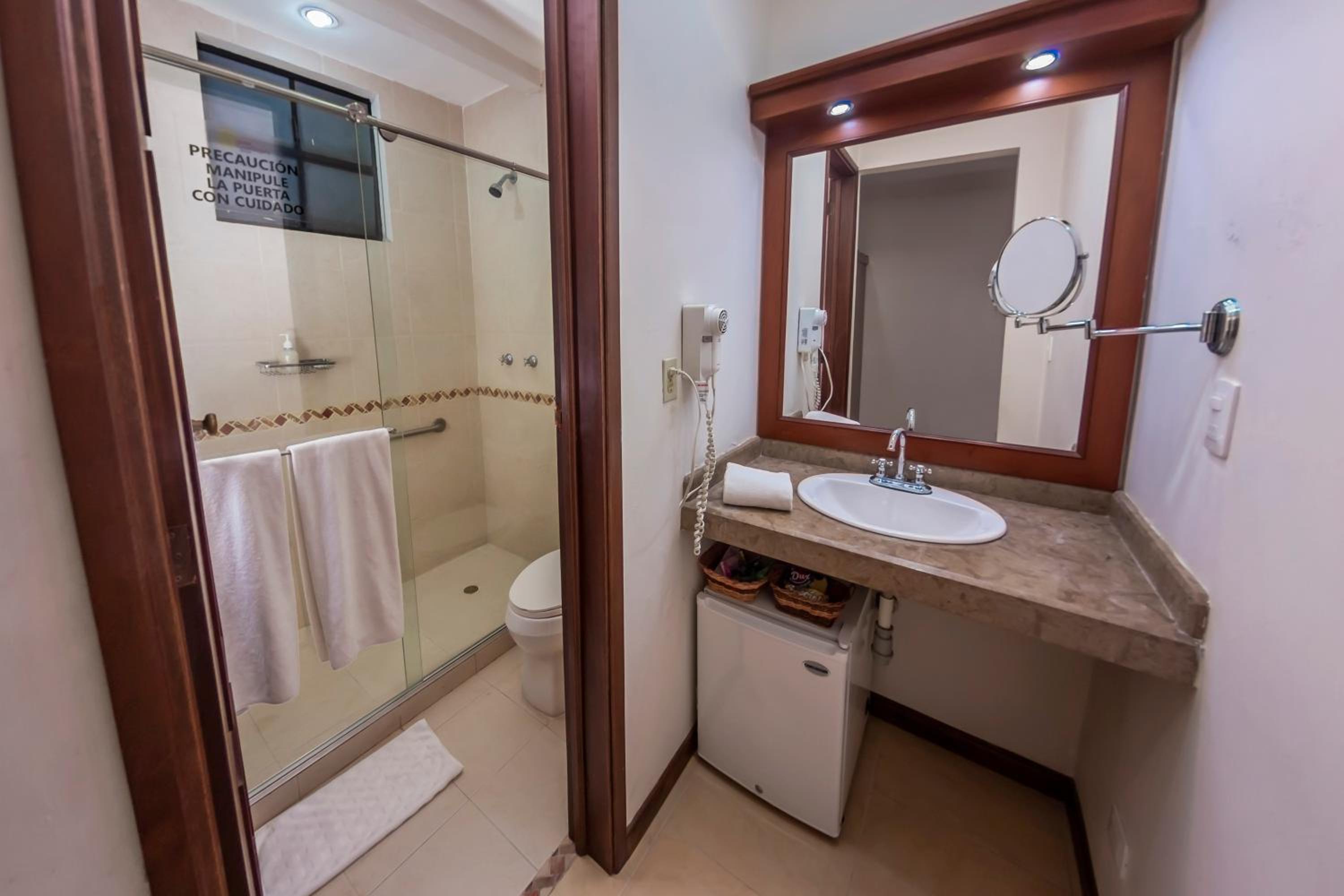Standard Twin Room - Photo 3