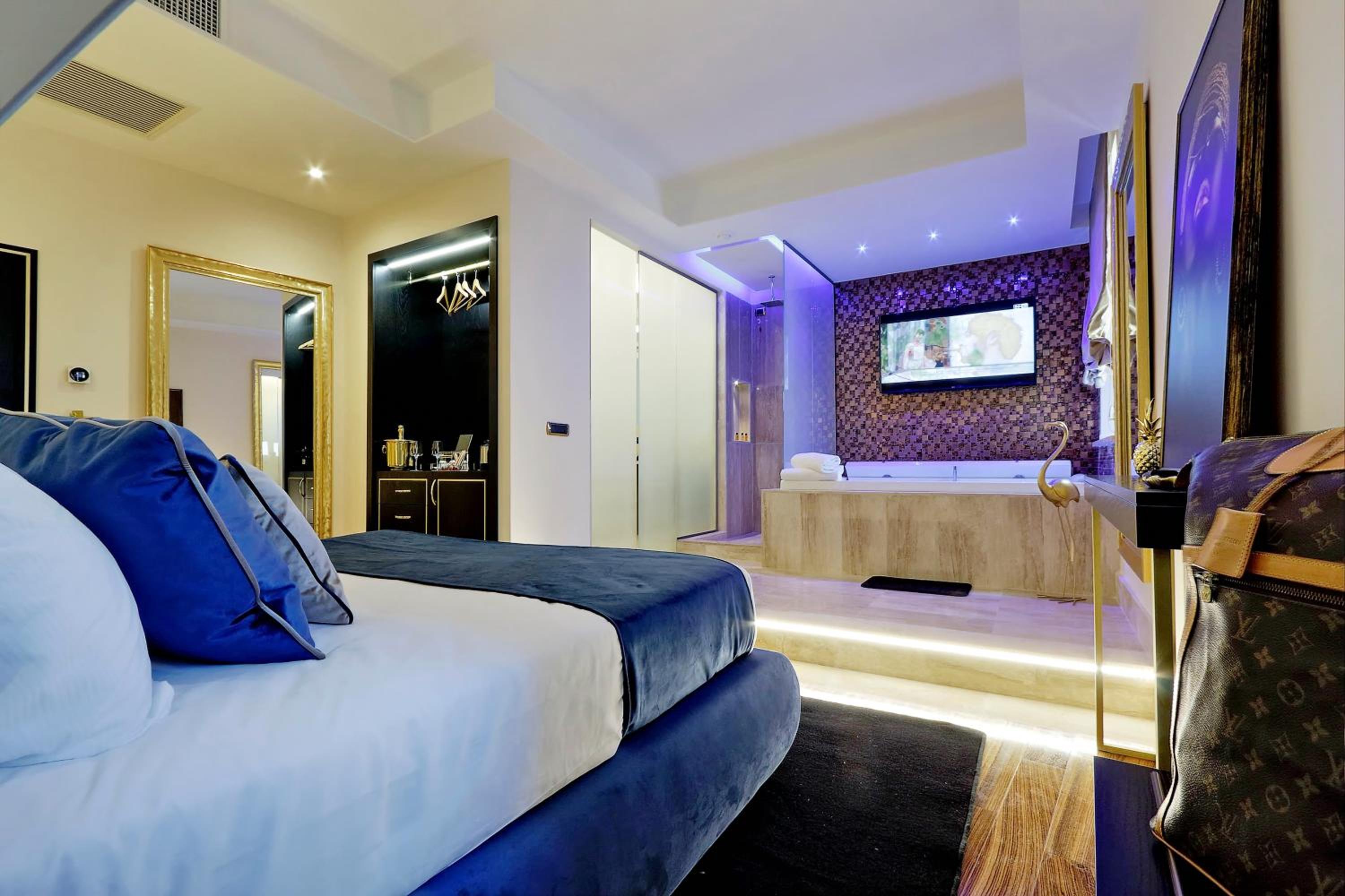 Deluxe Suite with Spa Bath photo 1