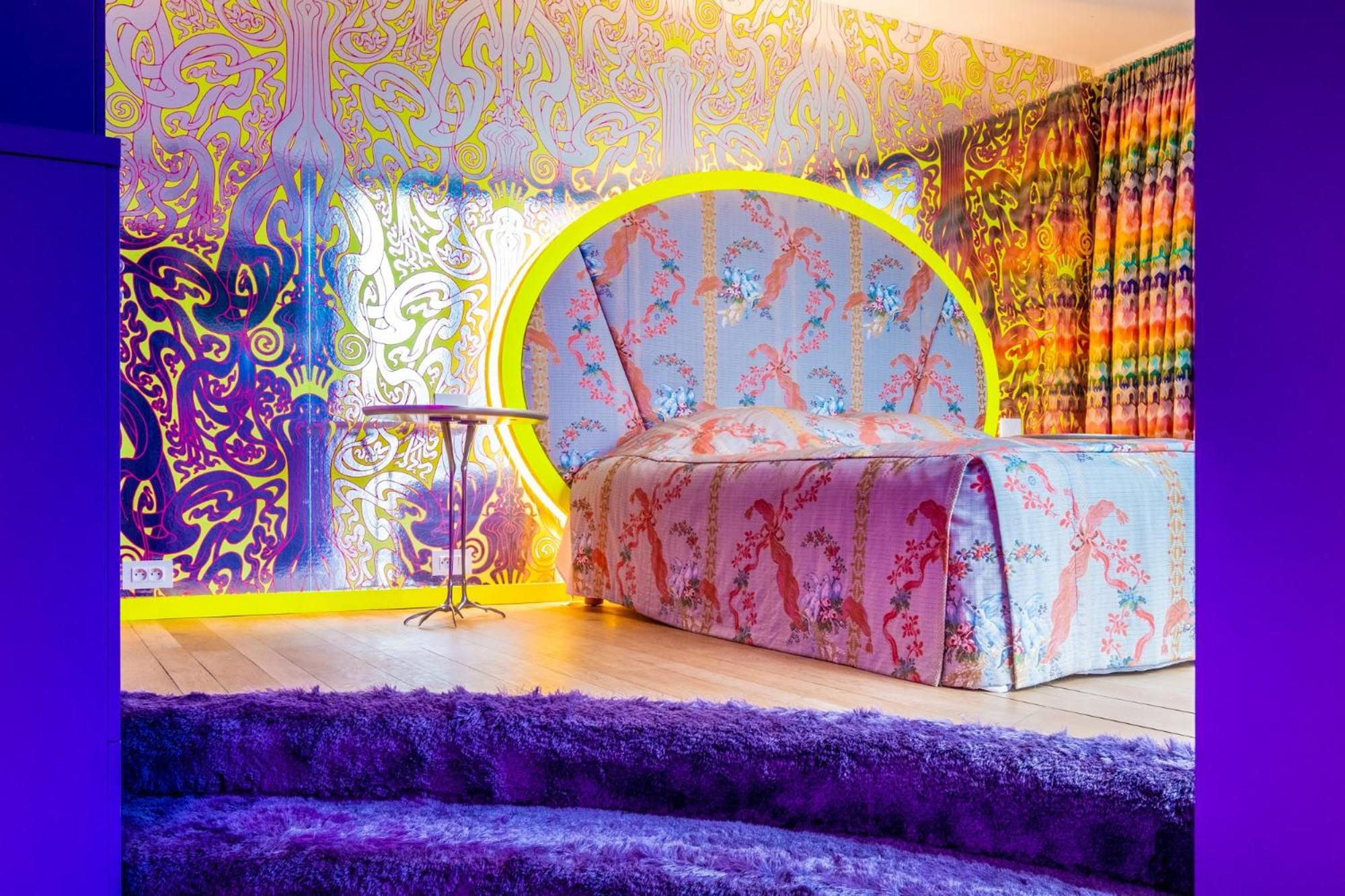 Deluxe King Room thumbnail 6