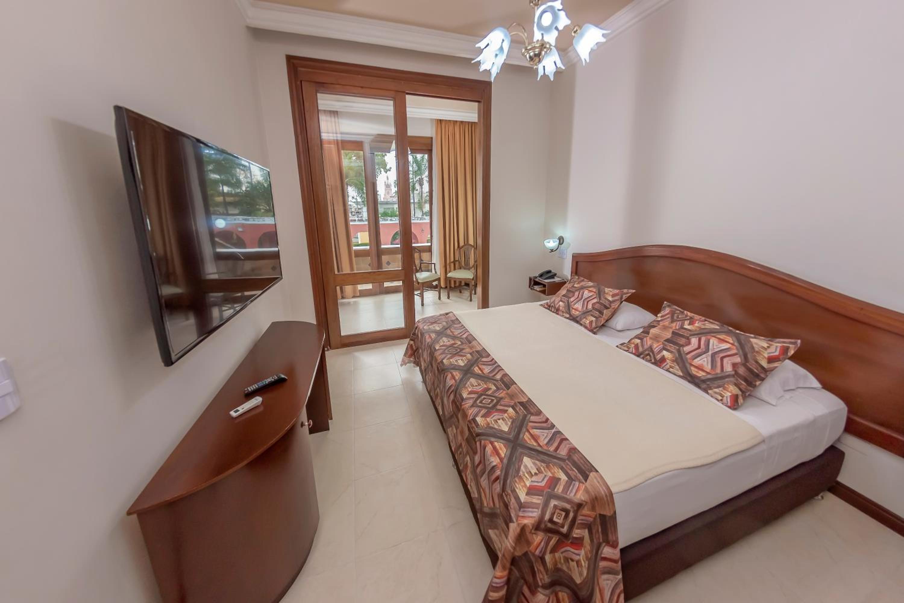 Deluxe Suite - Photo 2