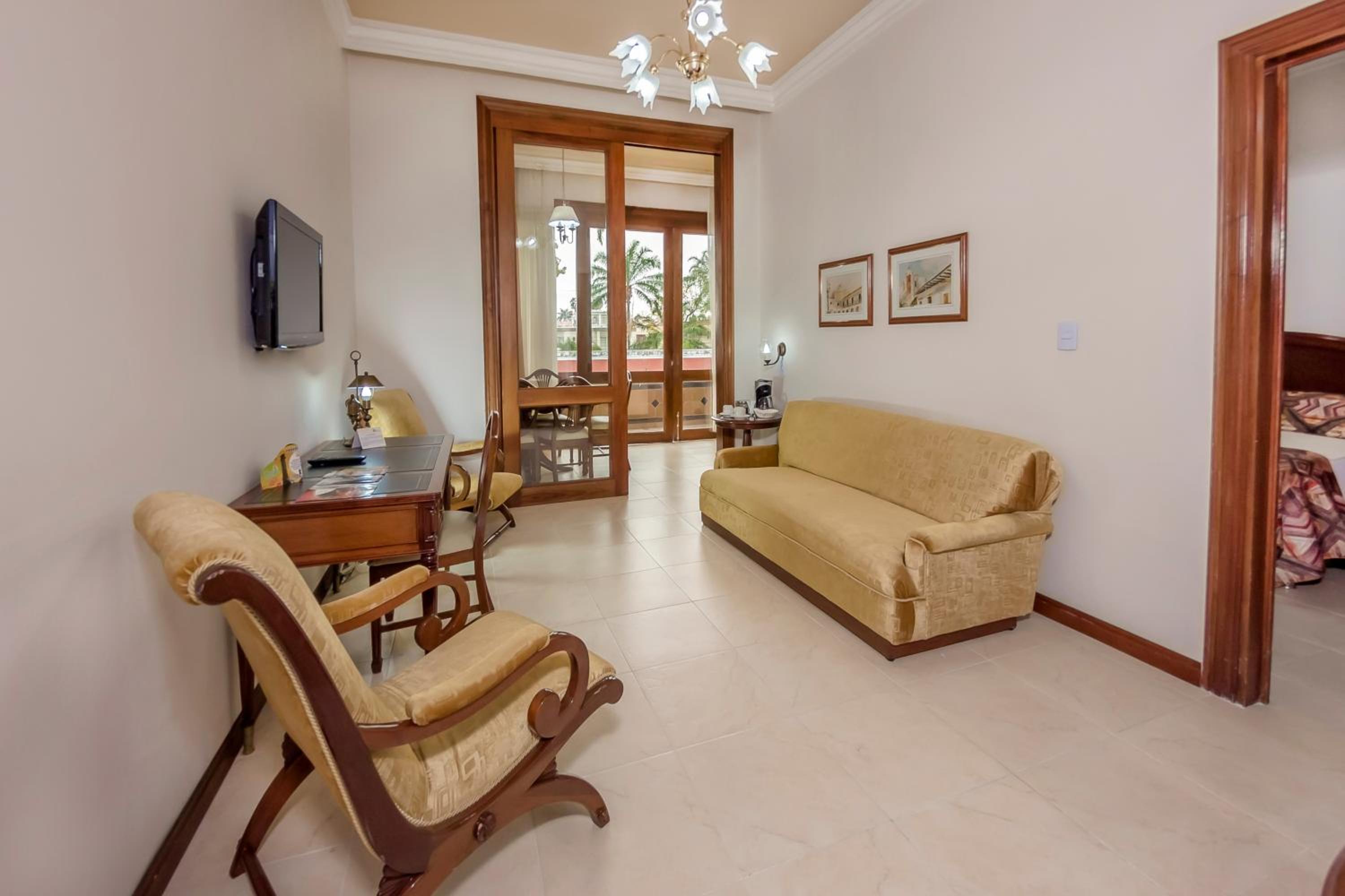 Deluxe Suite - Photo 3