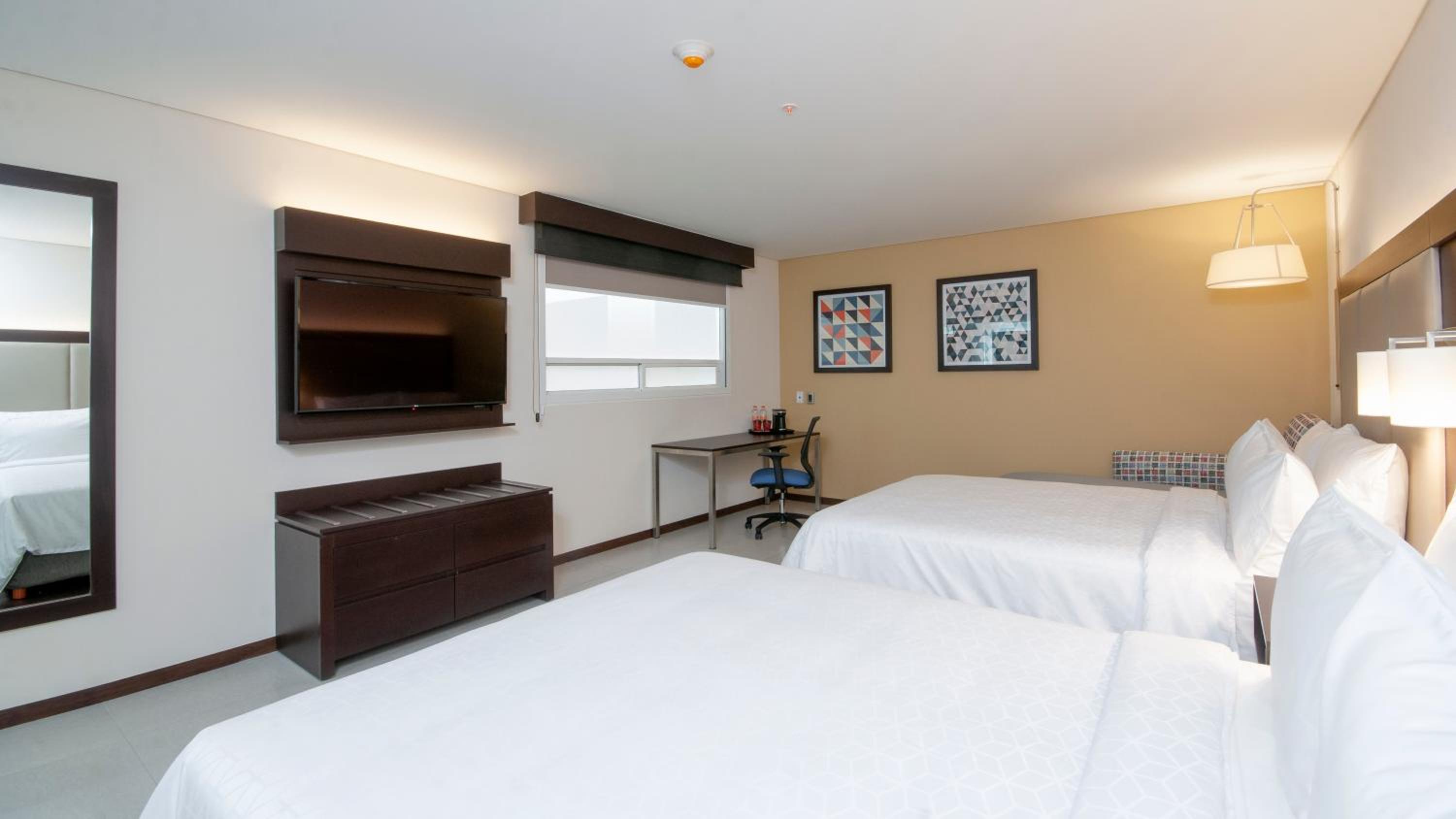 Suite, 1 King Bed thumbnail 5