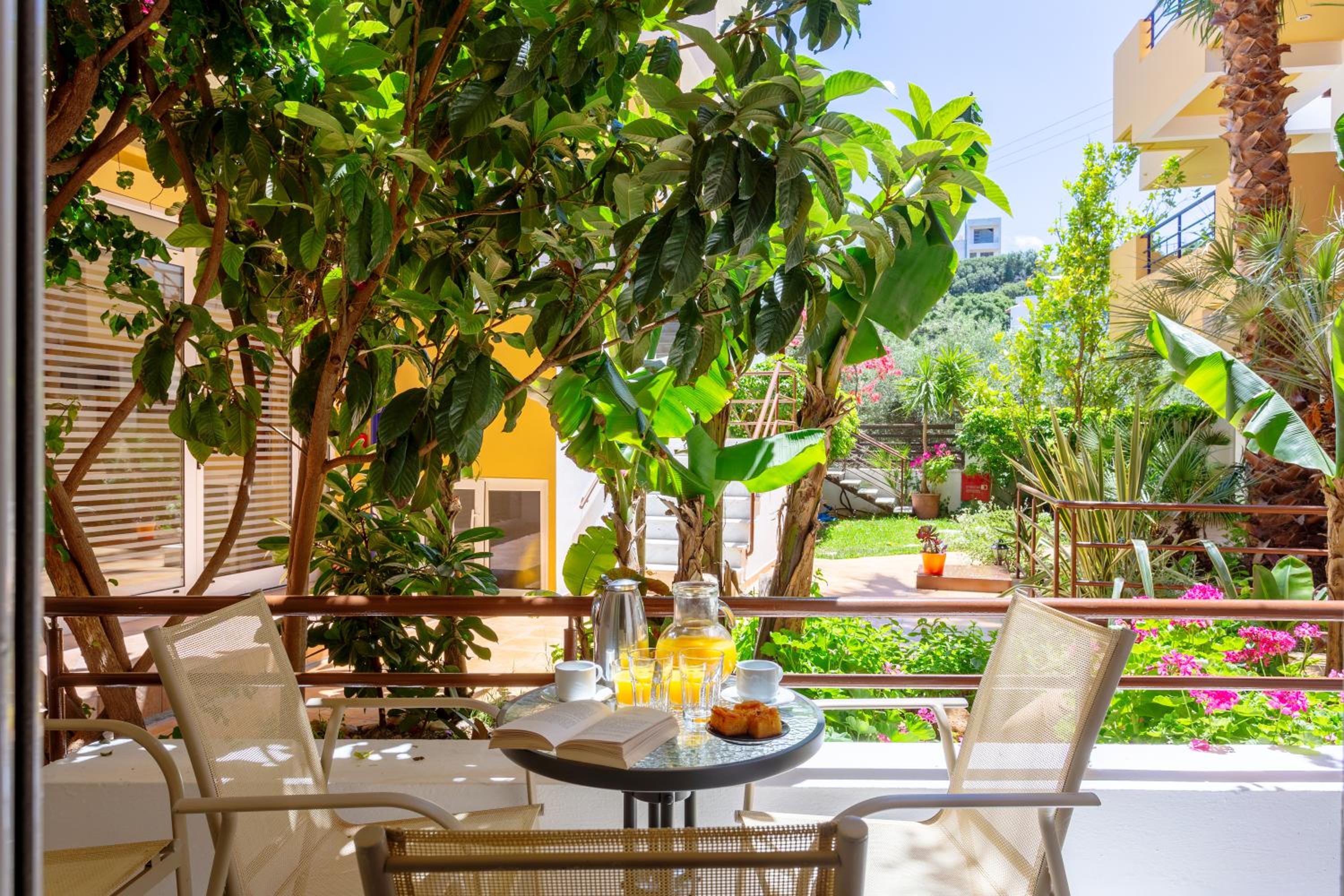 Double Room with Garden View thumbnail 6