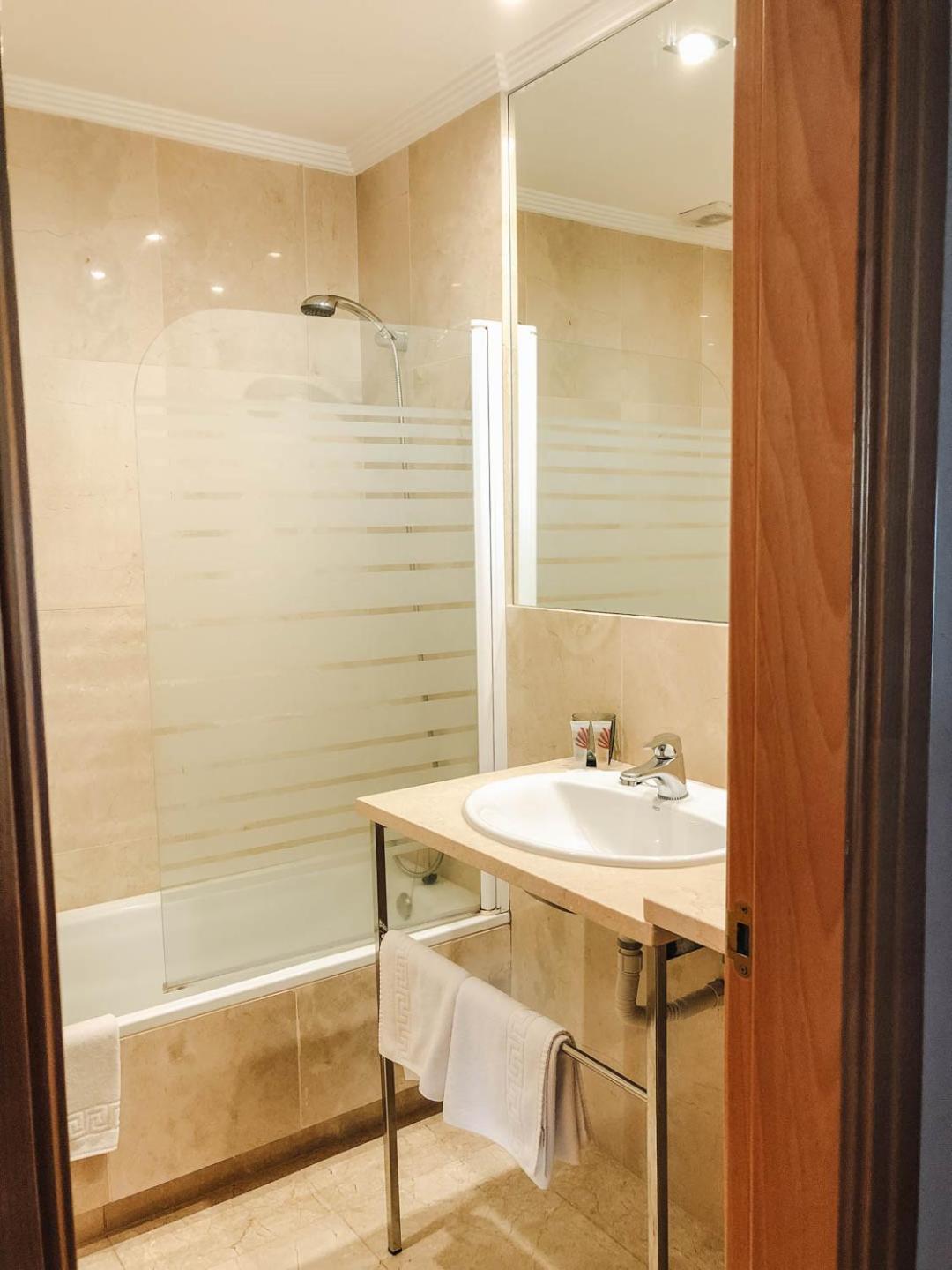Twin Room - Photo 10