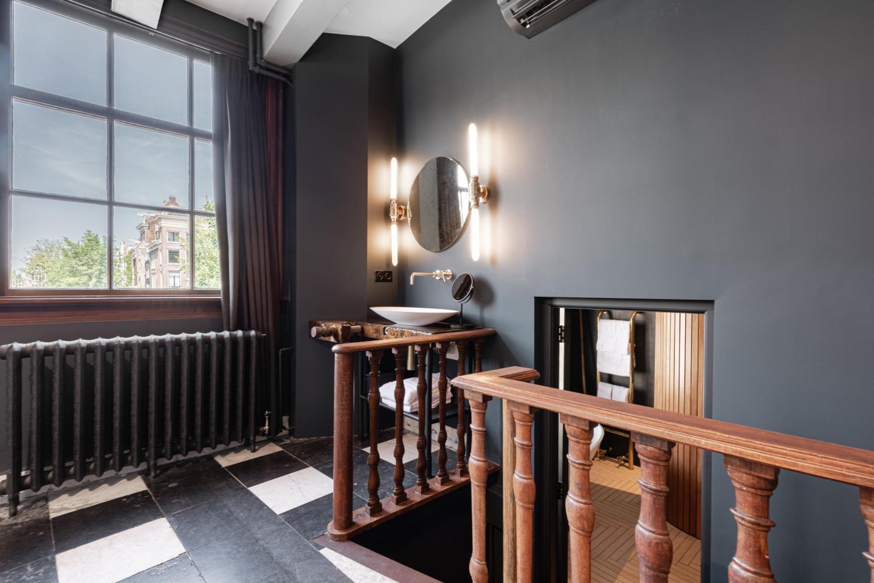 Signature Room with canal view: The Boat Builder photo 2