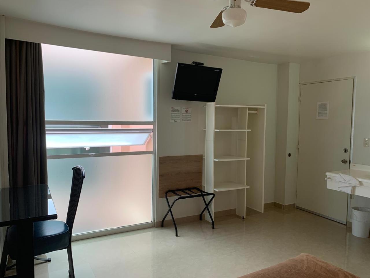 Standard Queen Room - Photo 17