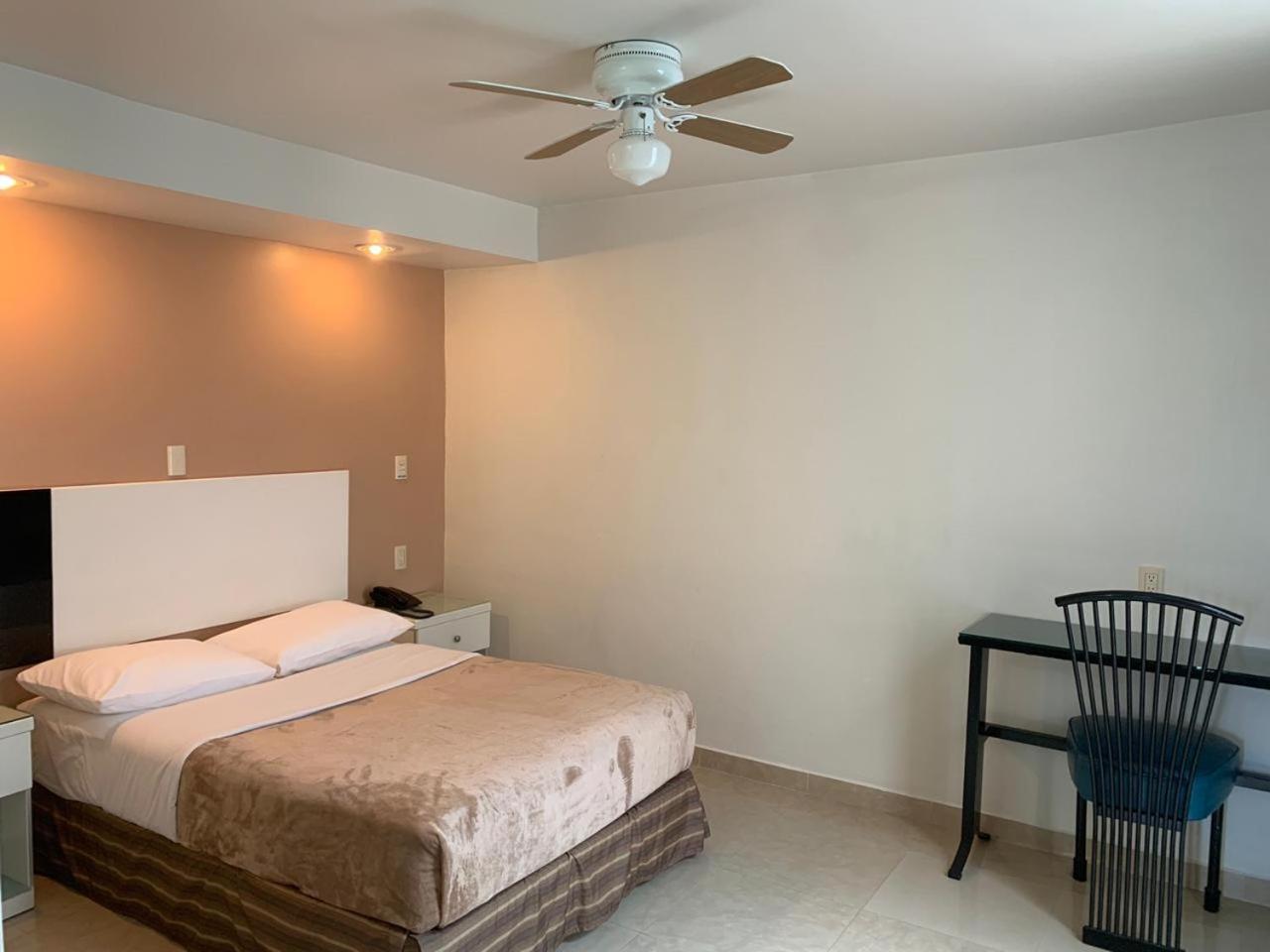 Standard Queen Room - Photo 16