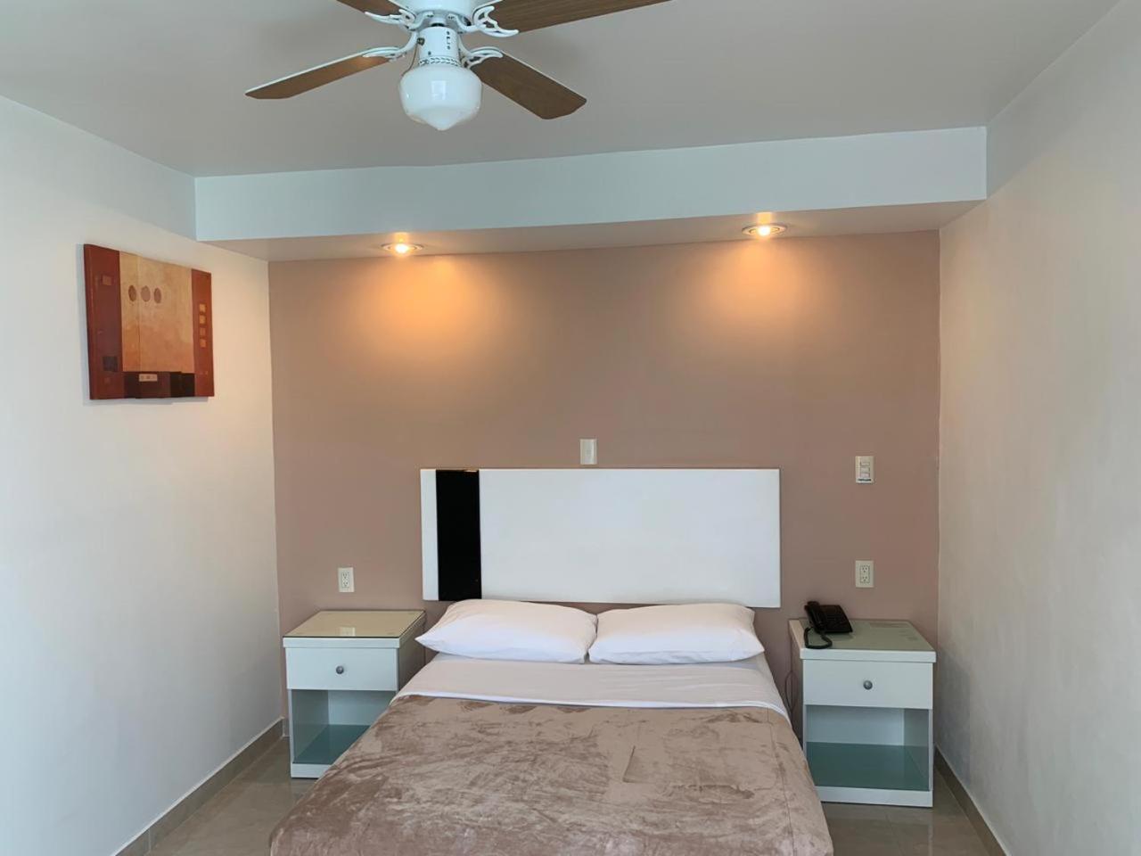 Standard Queen Room - Photo 15