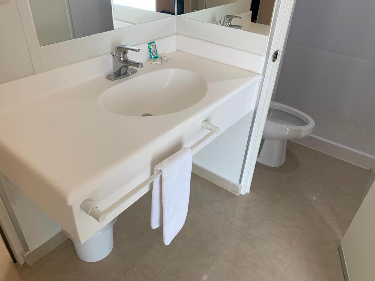 Standard Queen Room - Photo 18