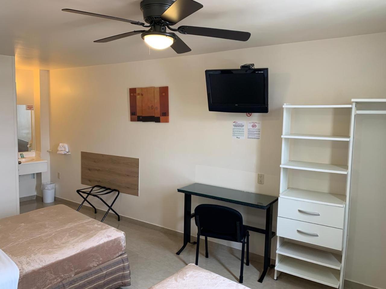 Twin Room - Photo 3