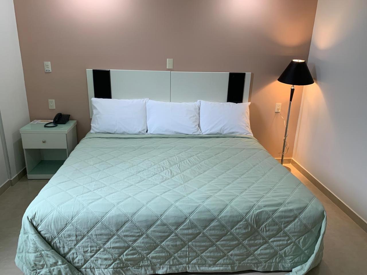 Standard King Room - Photo 7
