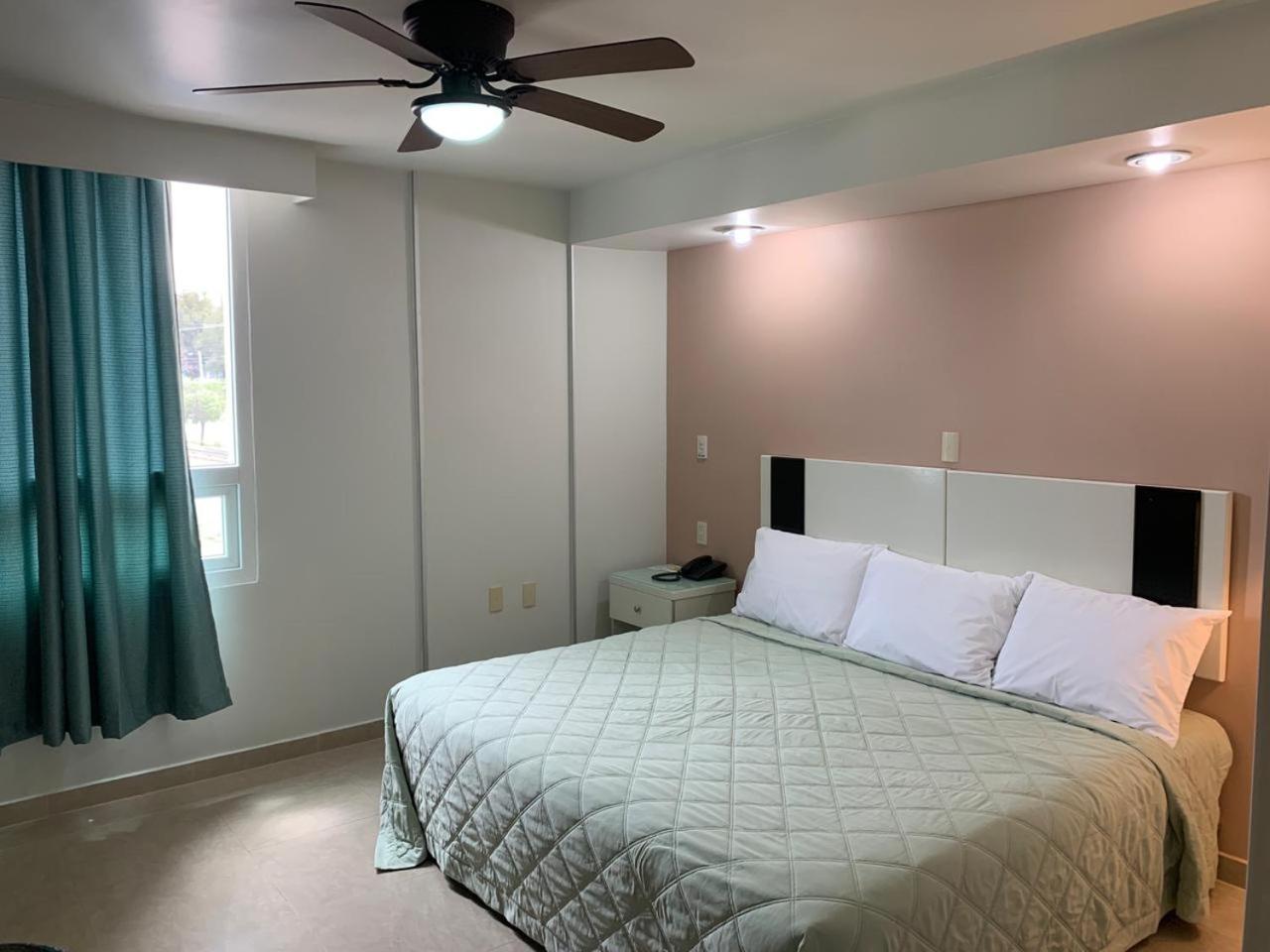 Standard King Room - Photo 5