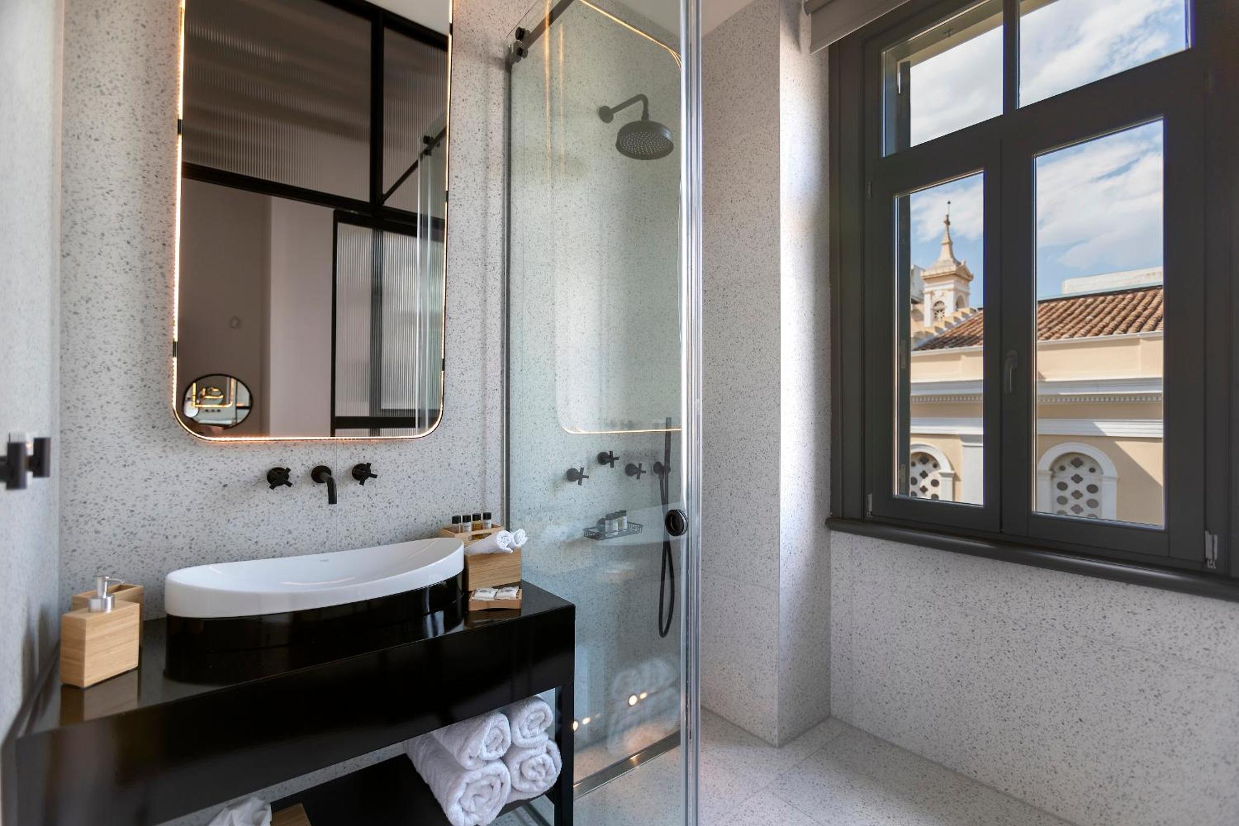 Deluxe Double or Twin Room with City View photo 3