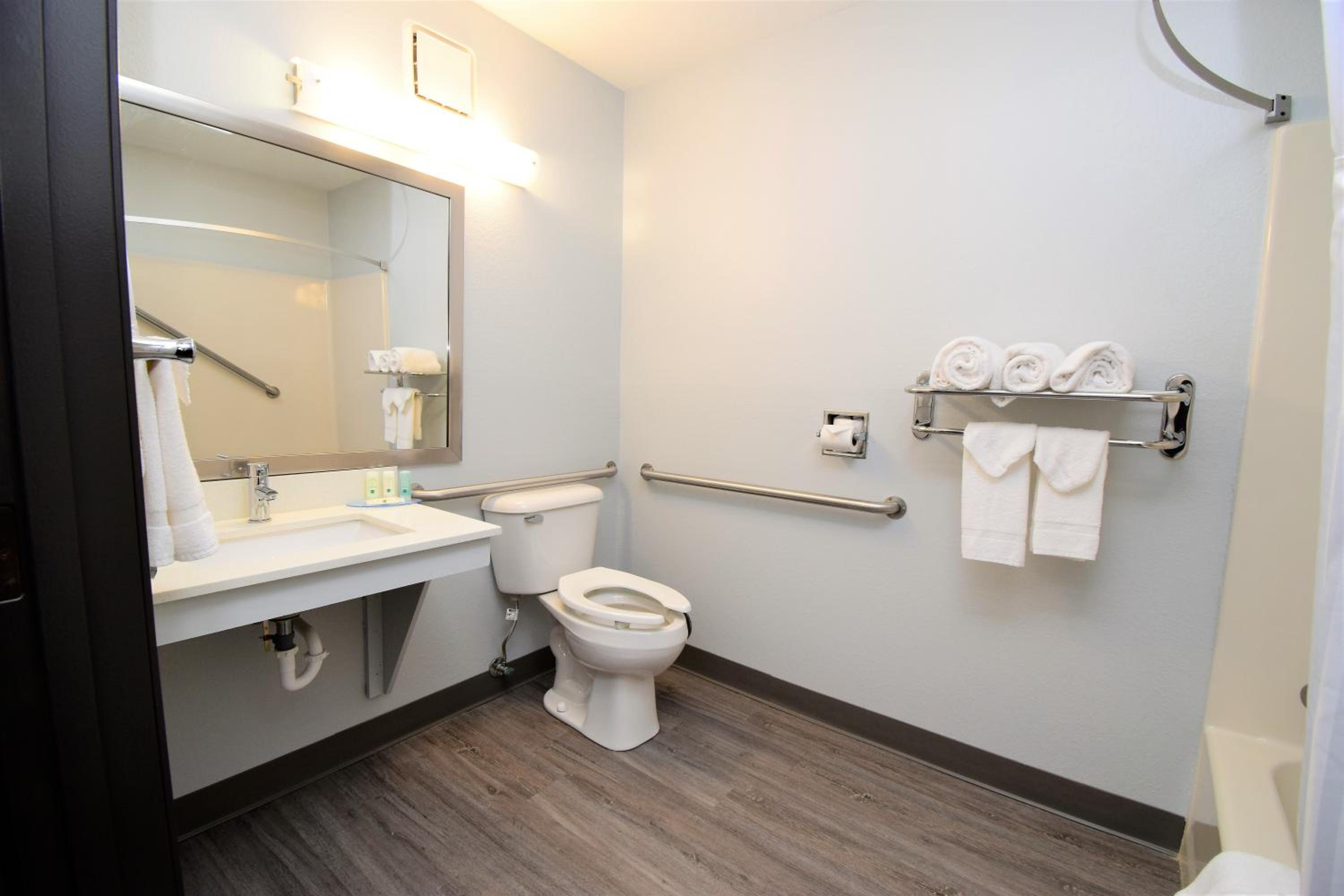 Queen Room - Accessible/Non-Smoking - Photo 5