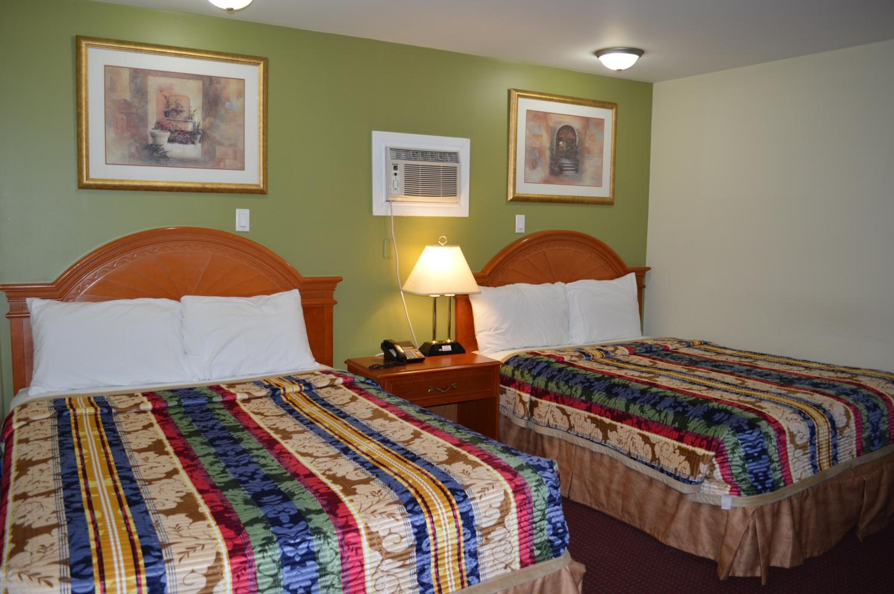 Queen Room with Two Queen Beds photo 2