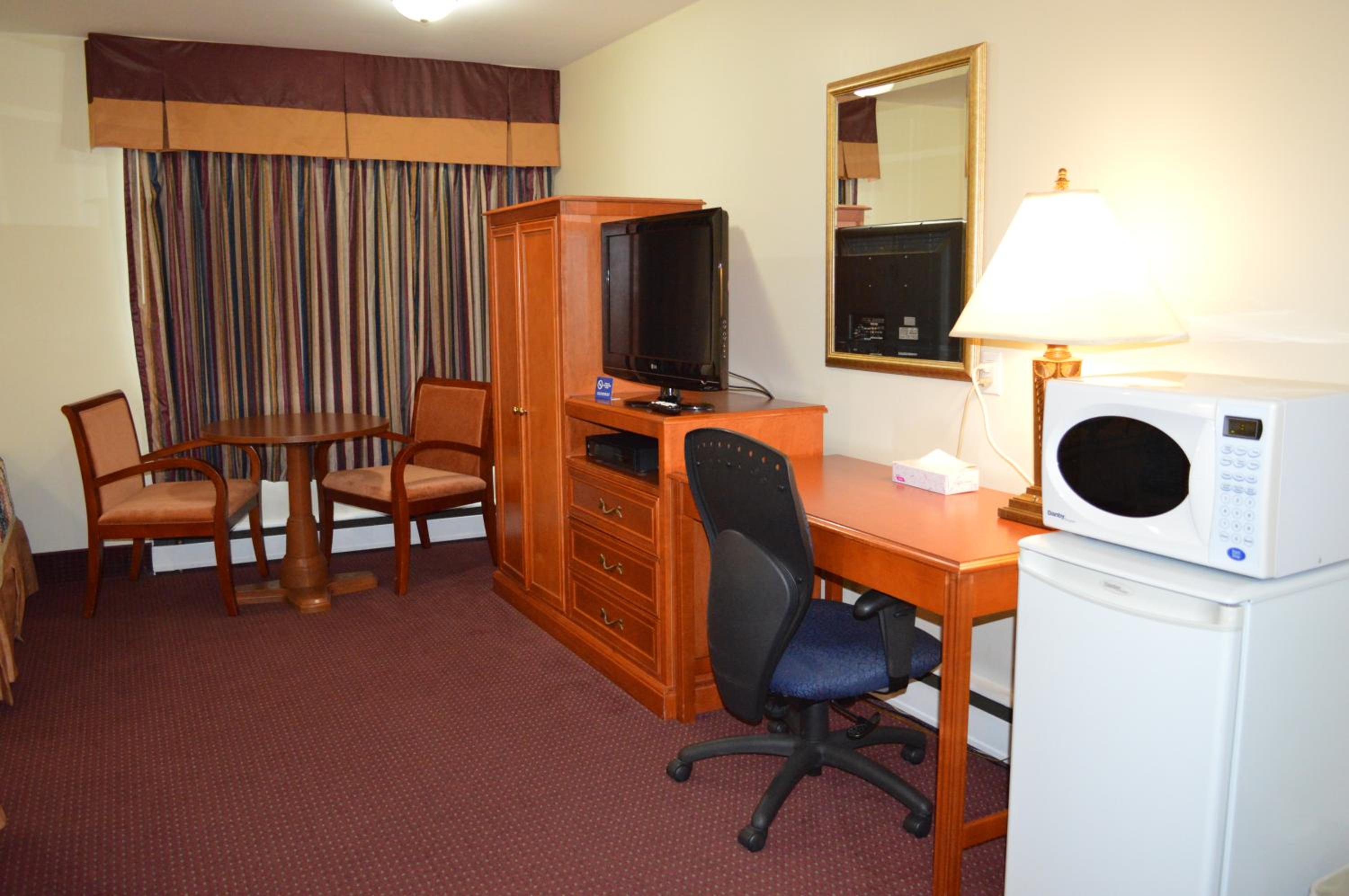 Queen Room with Two Queen Beds photo 3