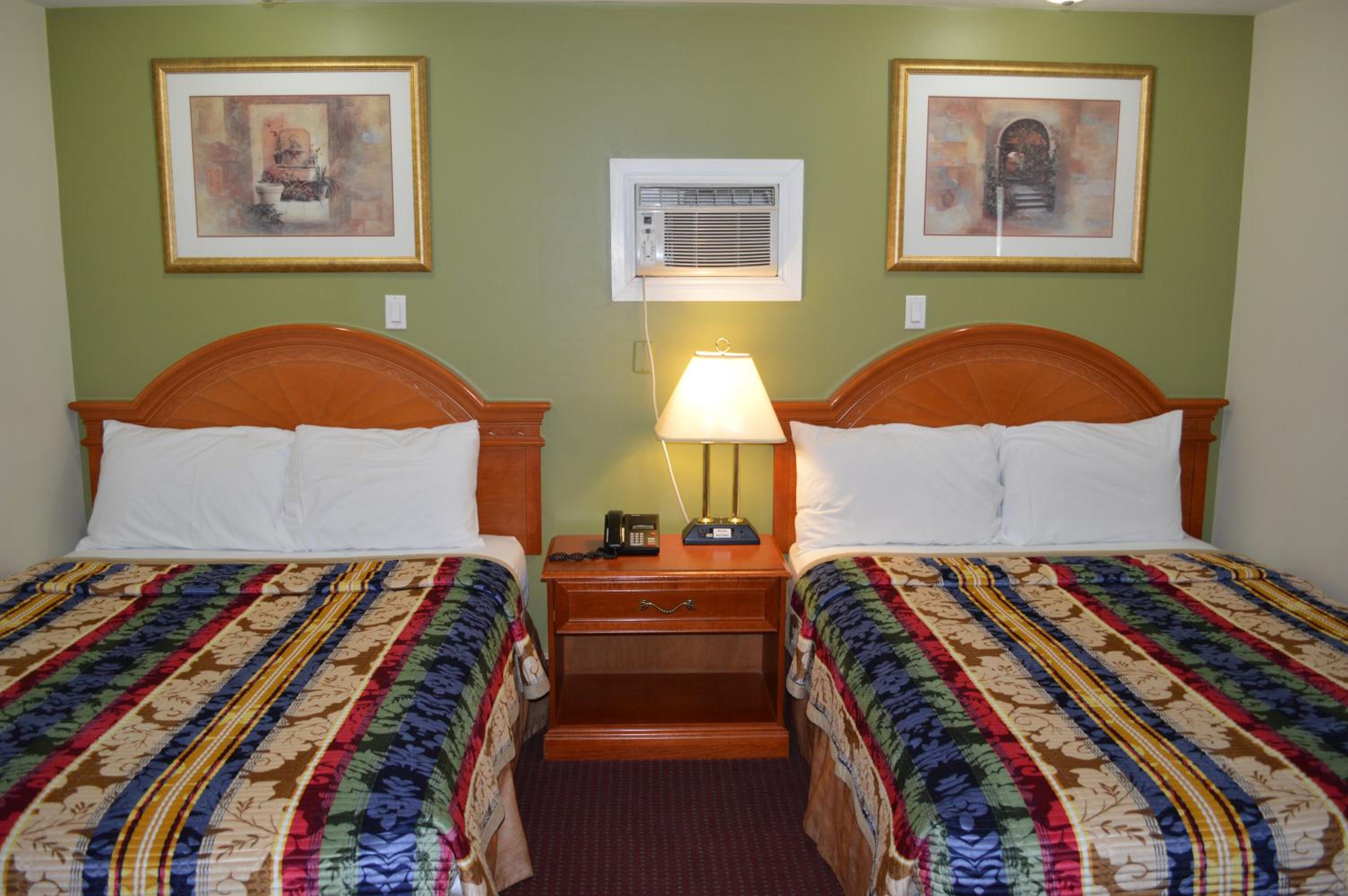 Queen Room with Two Queen Beds photo 1