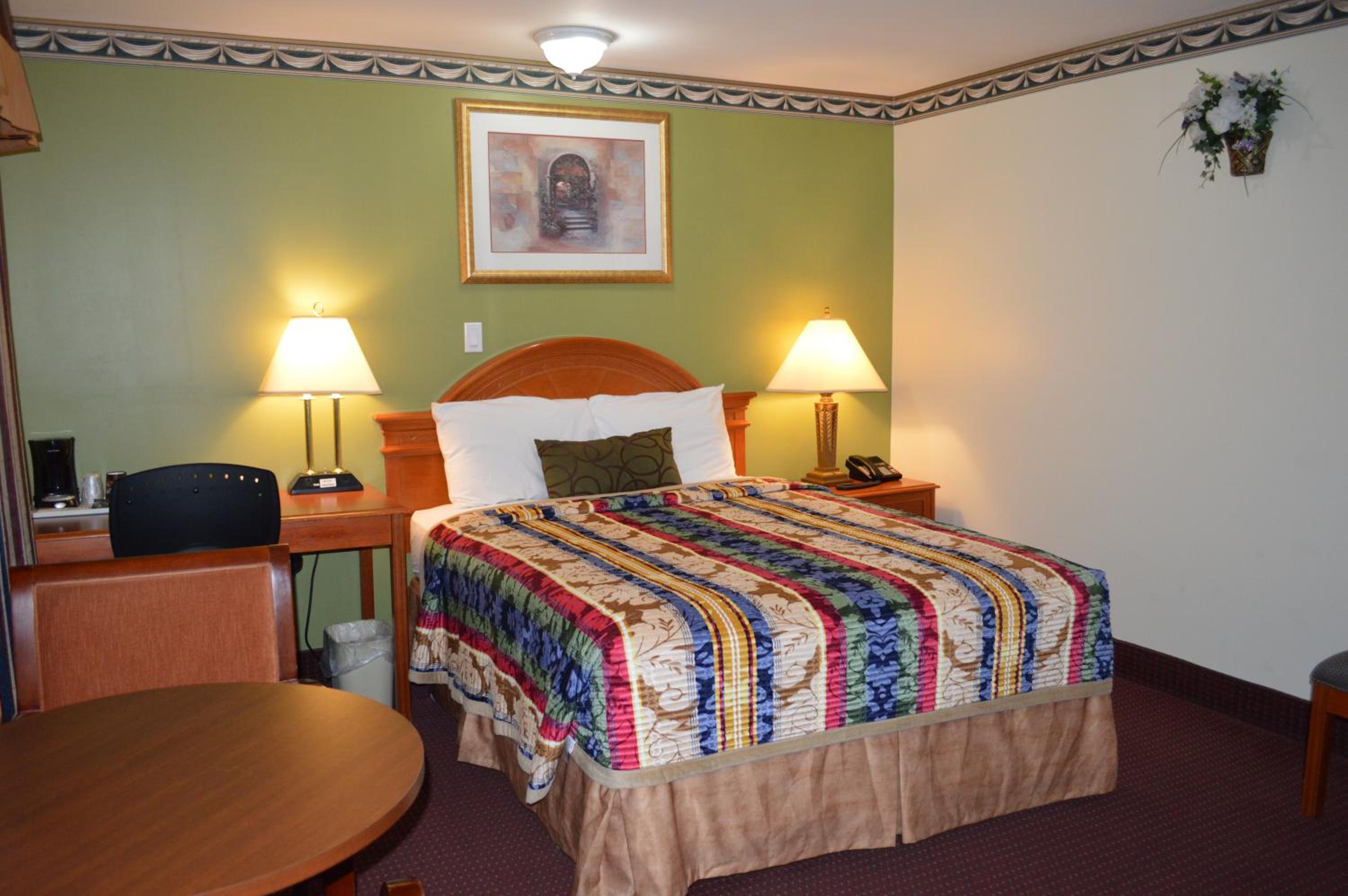 Queen Room photo 1