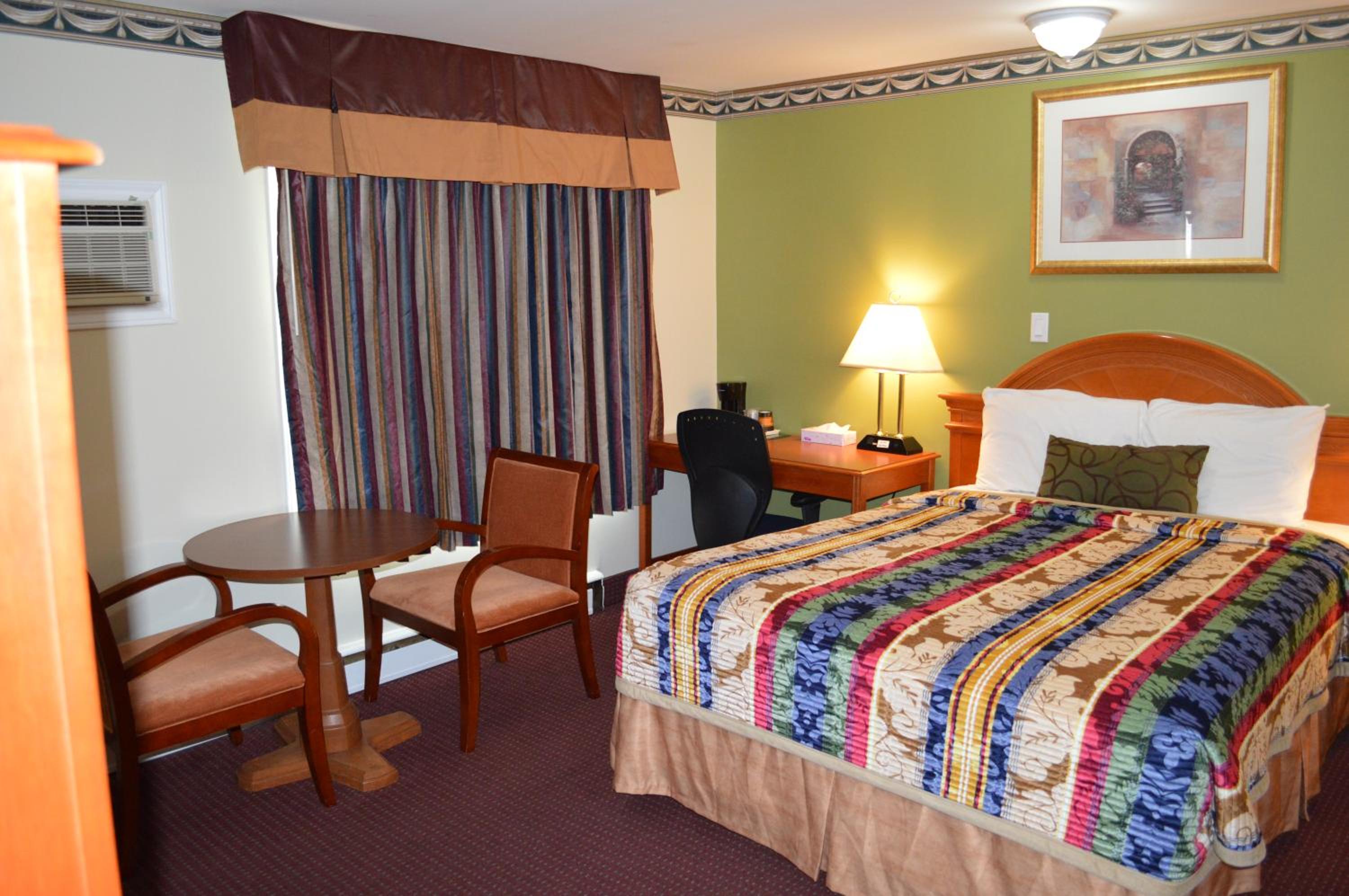 Queen Room photo 2