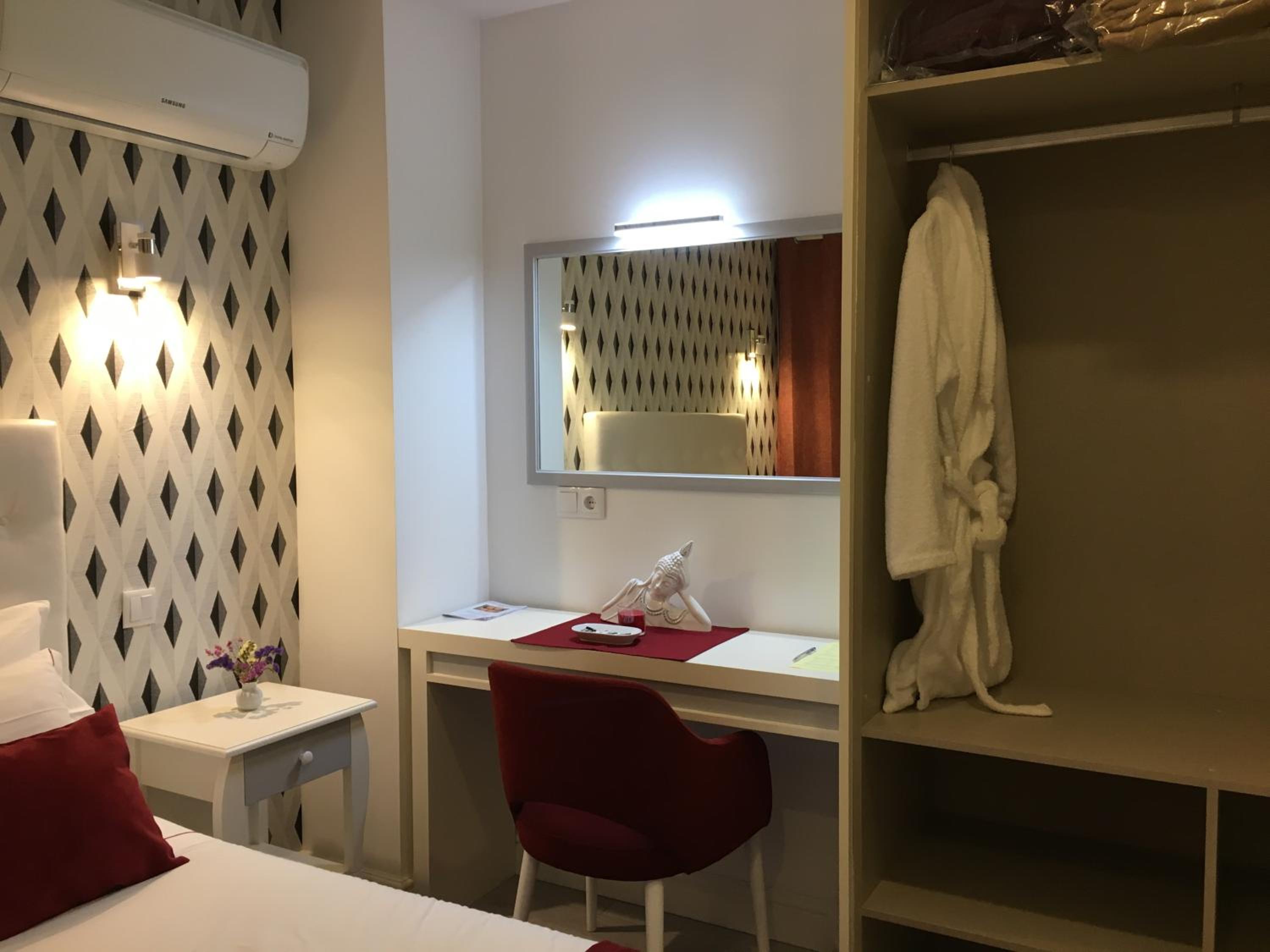Quadruple Room with Private Bathroom photo 2