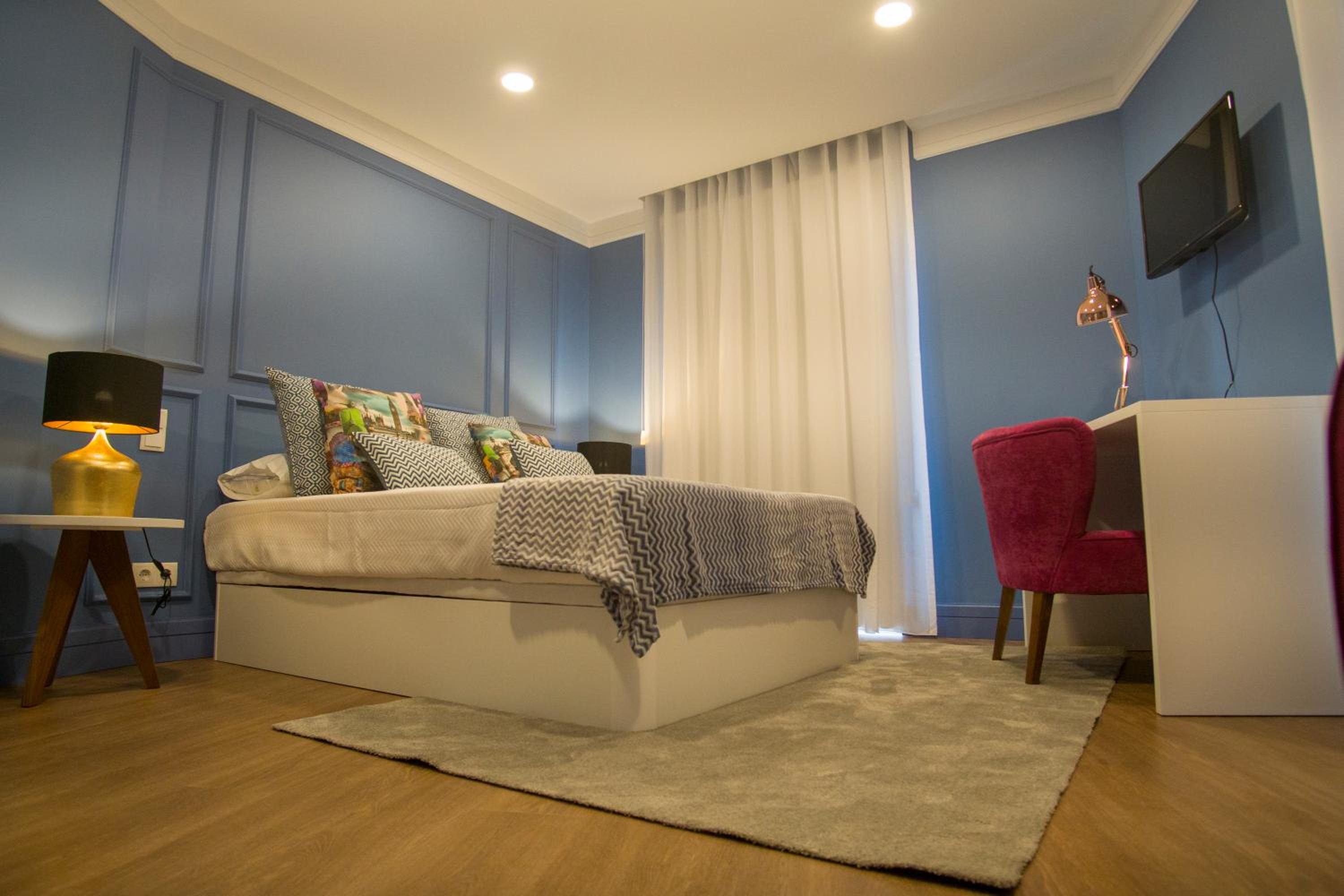 Double or Twin Room with Private External Bathroom - Photo 1
