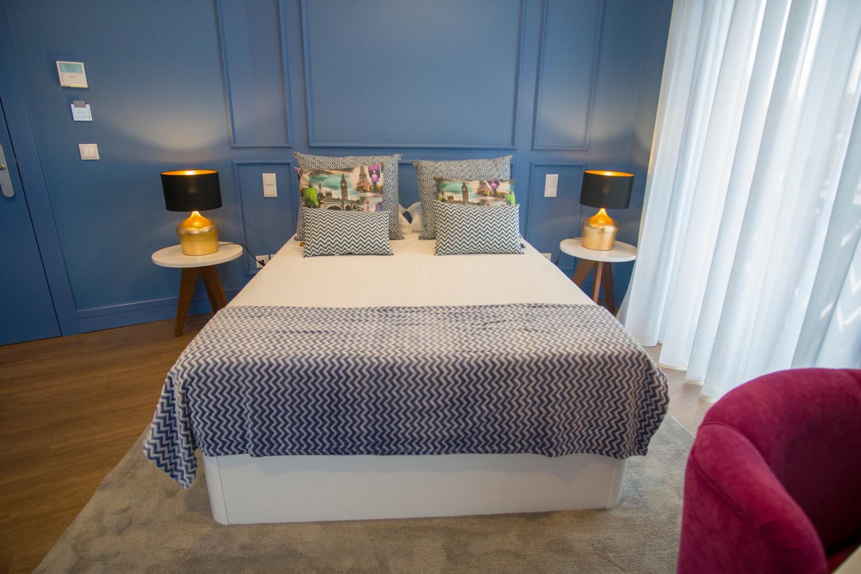 Deluxe Double Room with Balcony - Photo 15