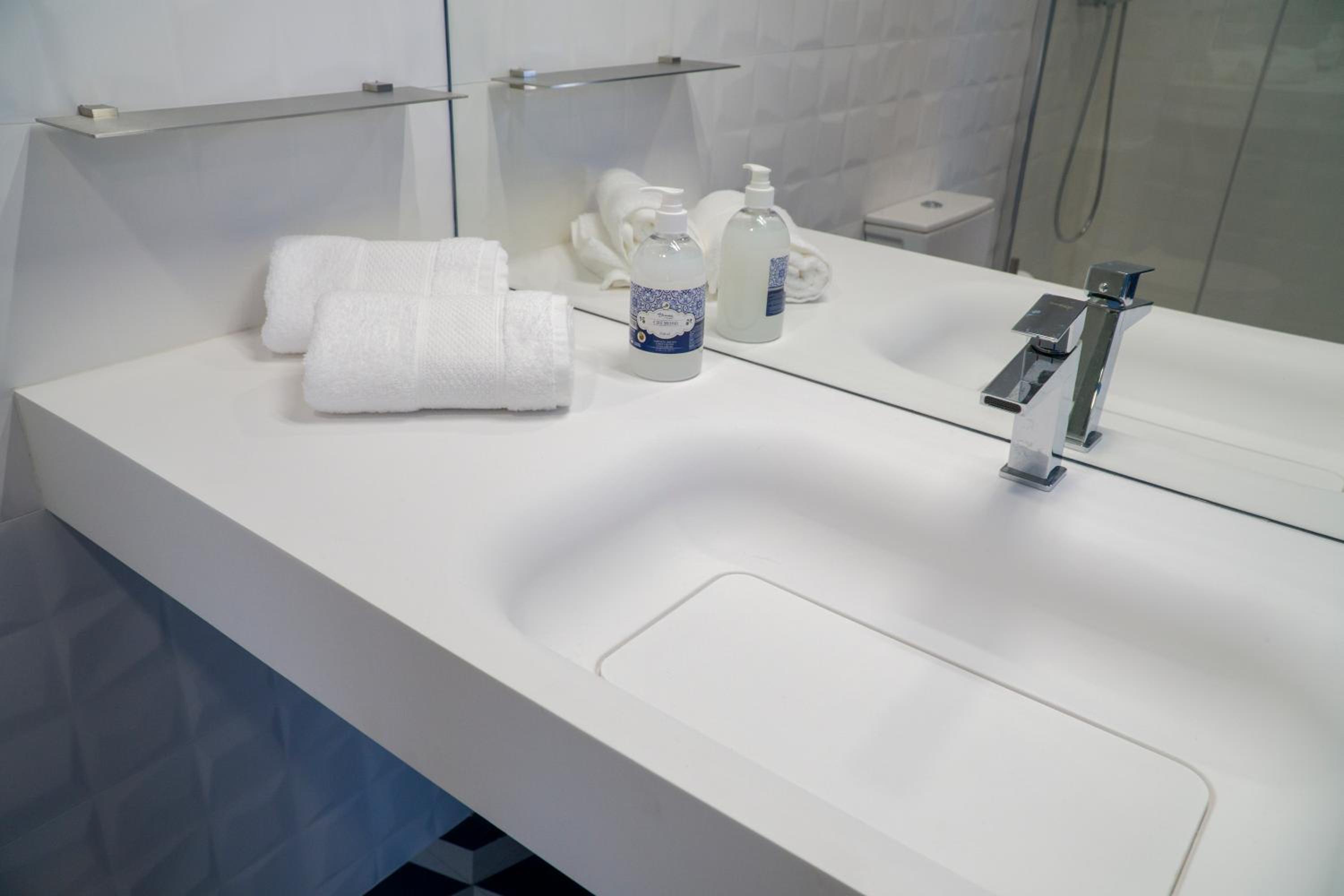 Deluxe Double Room with Balcony - Photo 17