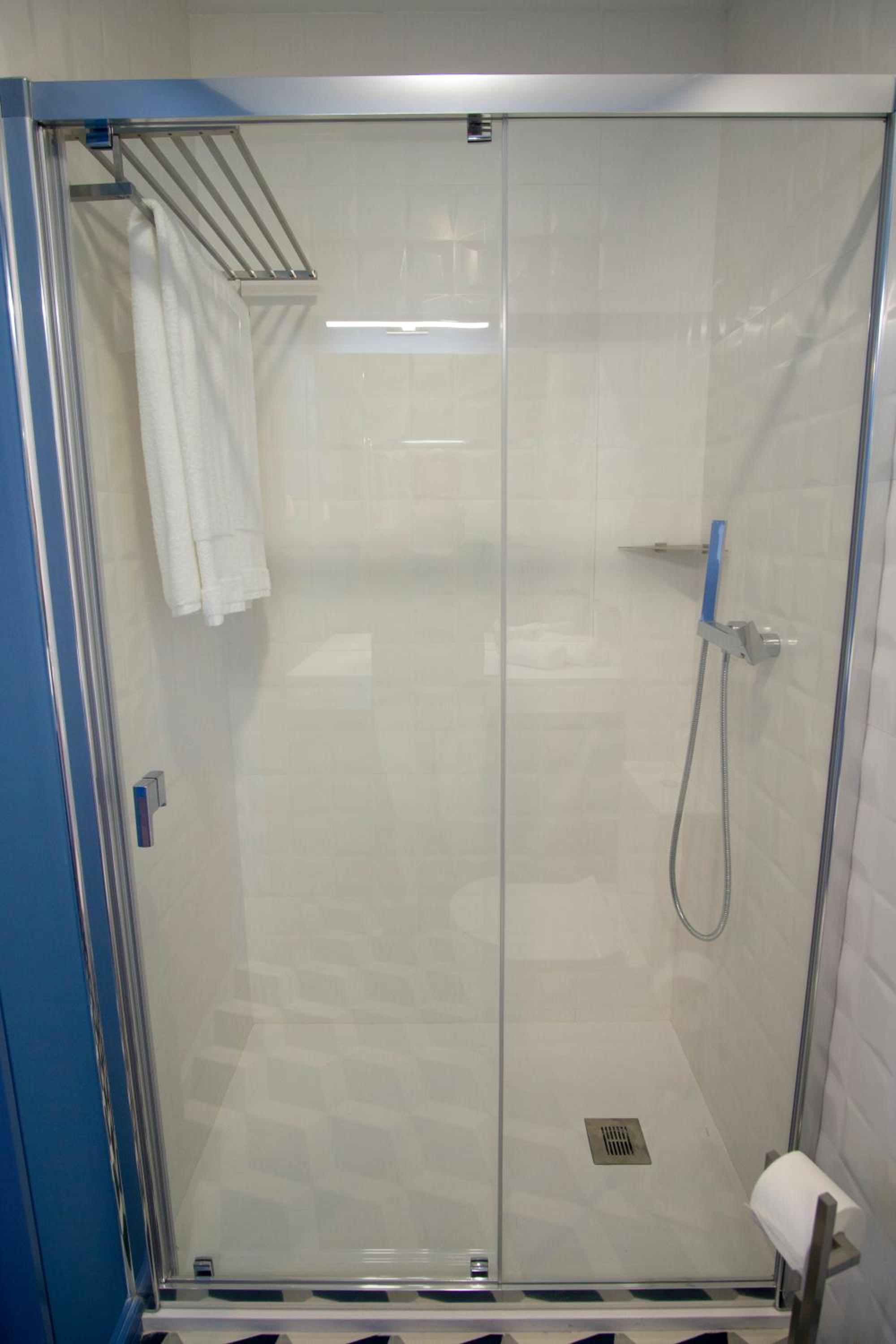 Deluxe Double Room with Balcony - Photo 10