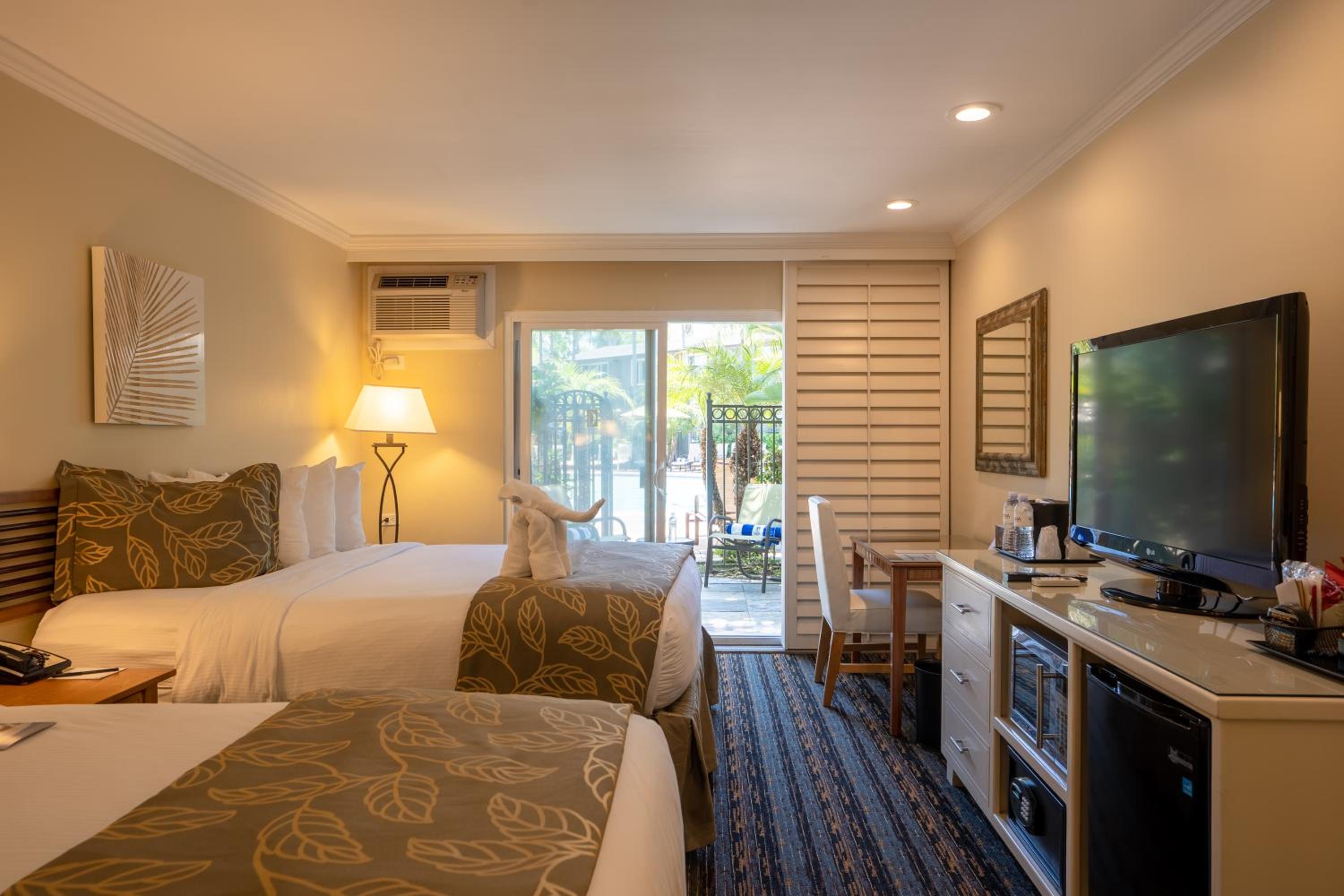 Standard Room, 2 Queen Beds, Lanai - Photo 8