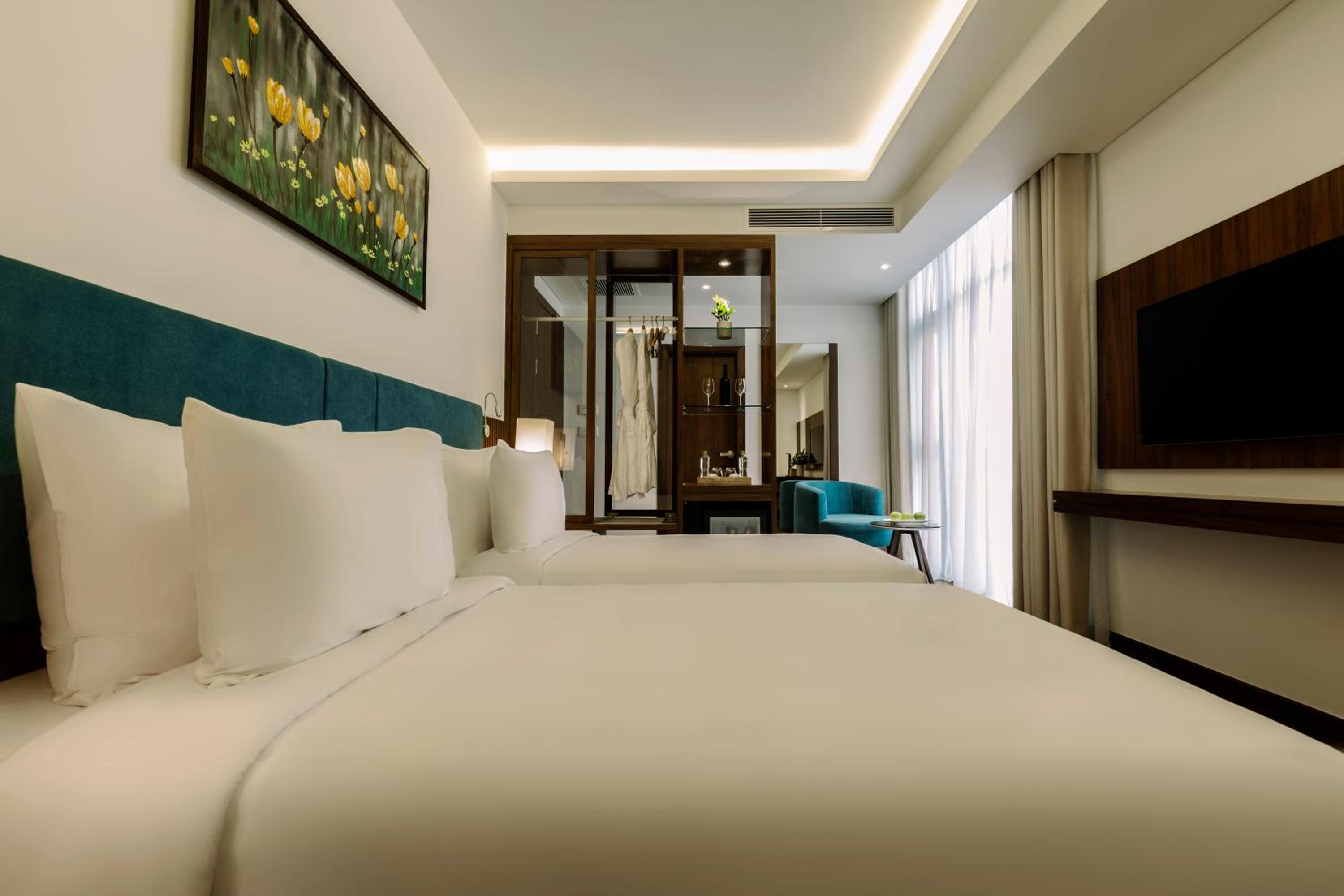 Deluxe Twin Room with Partial Sea View photo 2