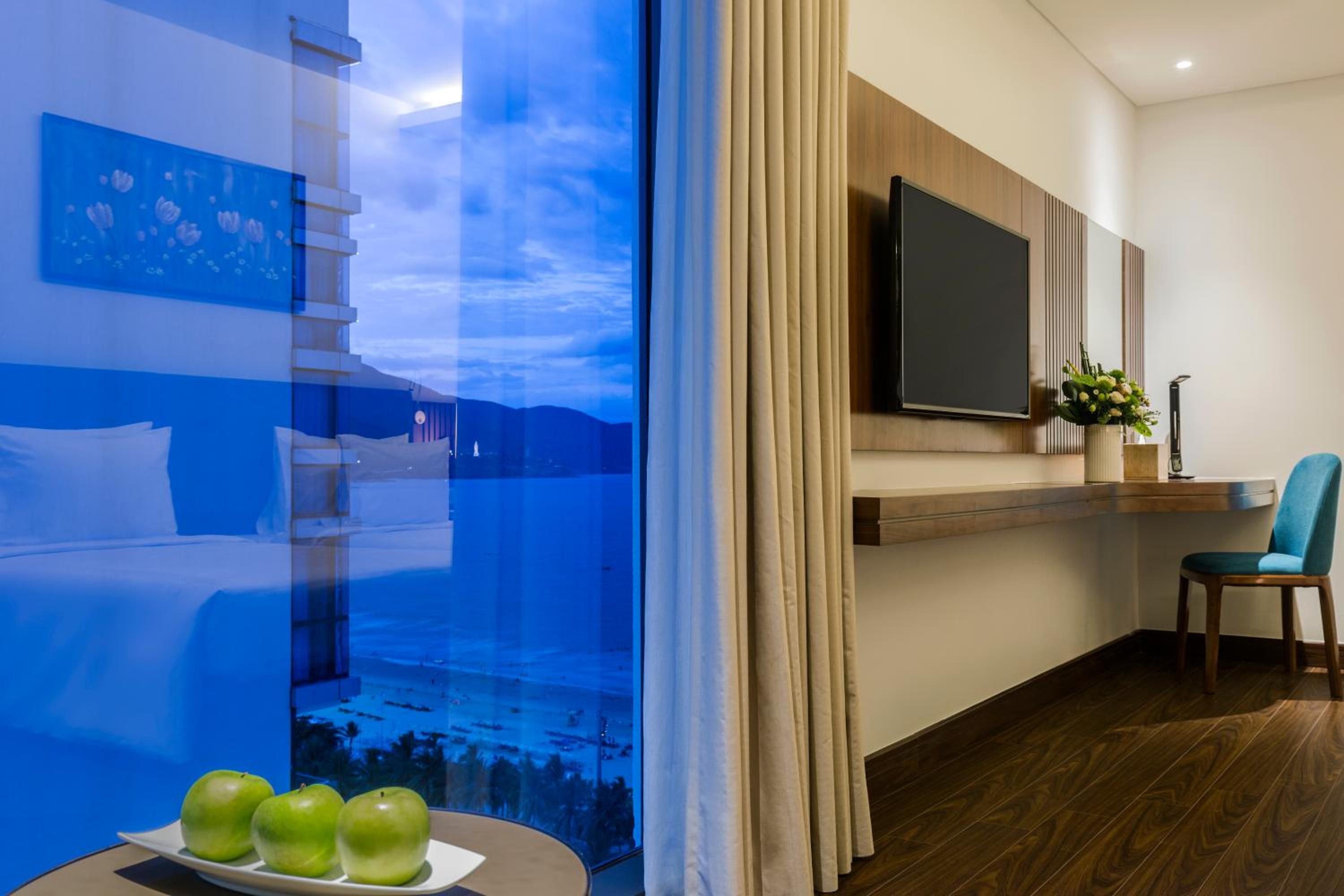 Deluxe Twin Room with Partial Sea View photo 3