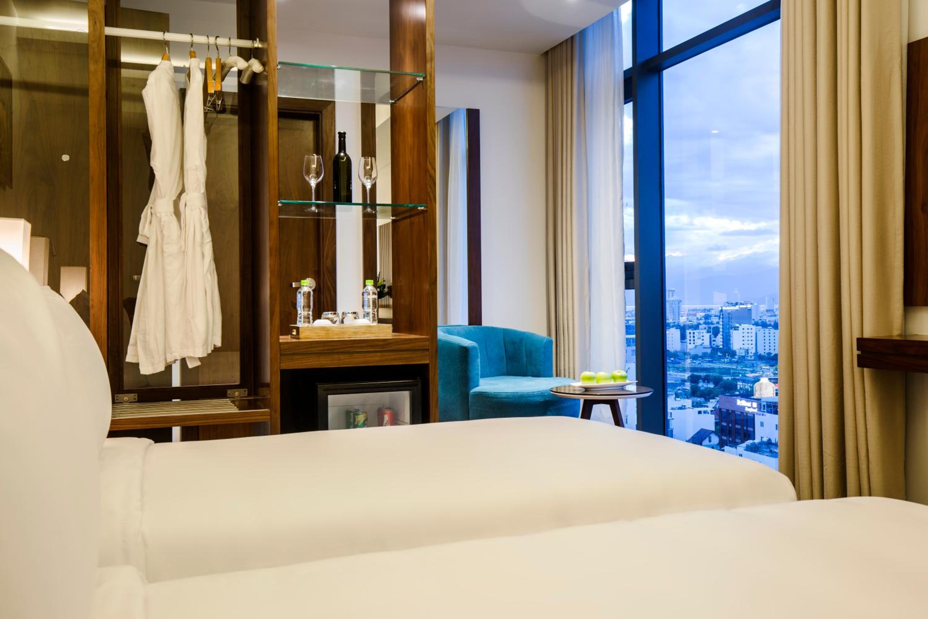 Deluxe Twin Room with Partial Sea View photo 3