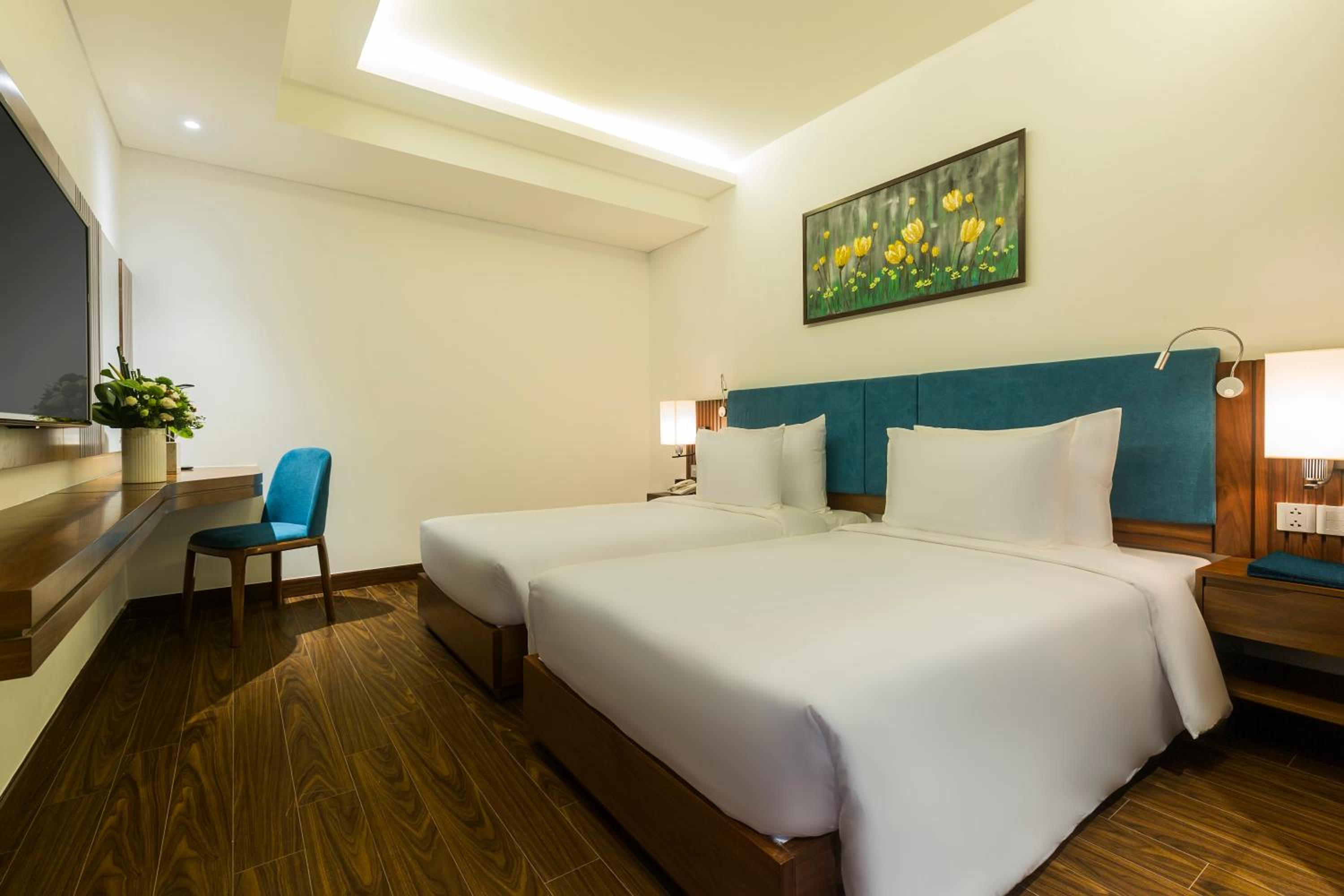 Deluxe Twin Room with Partial Sea View photo 2