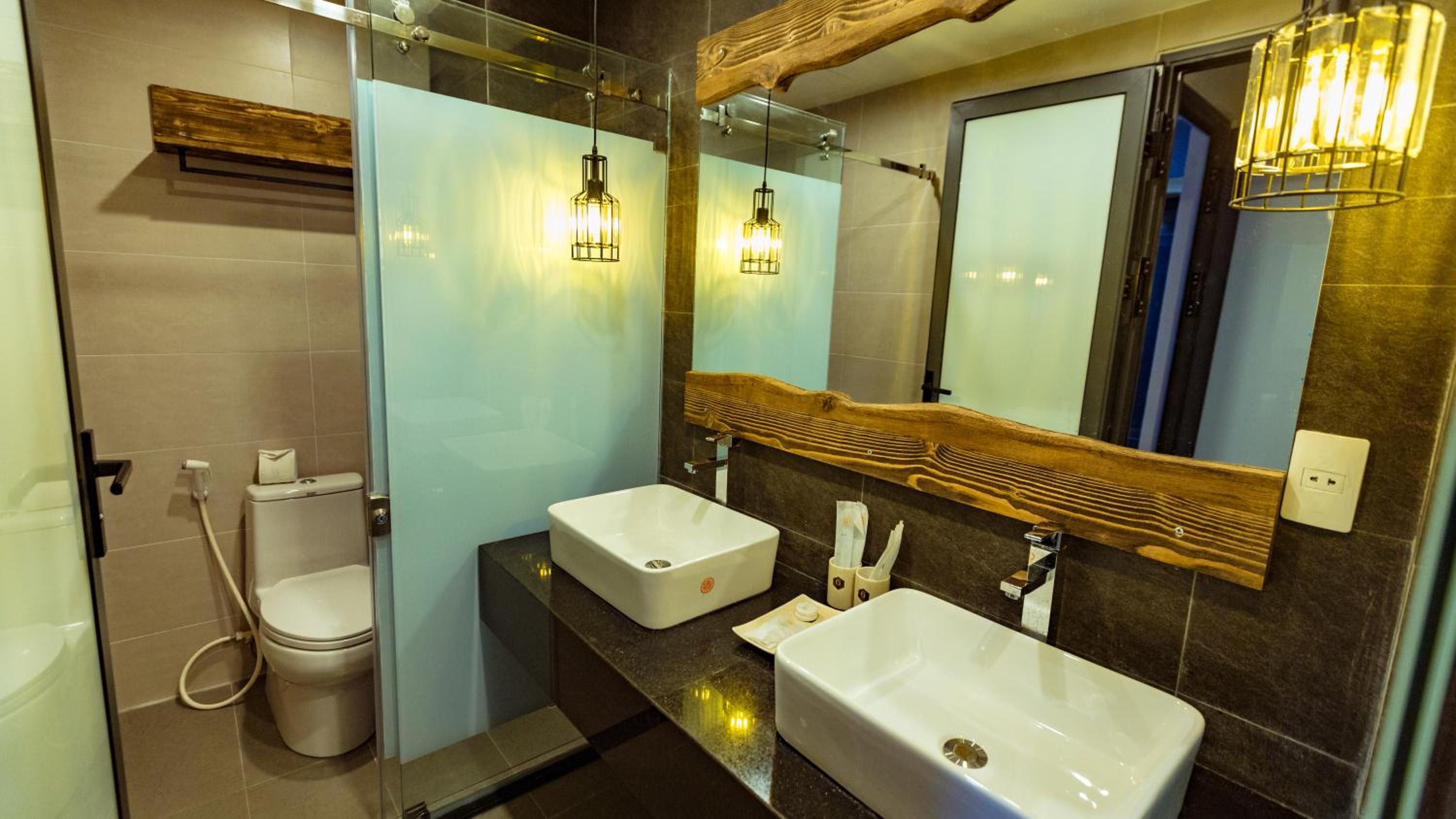 Family Room With Shower - Photo 4