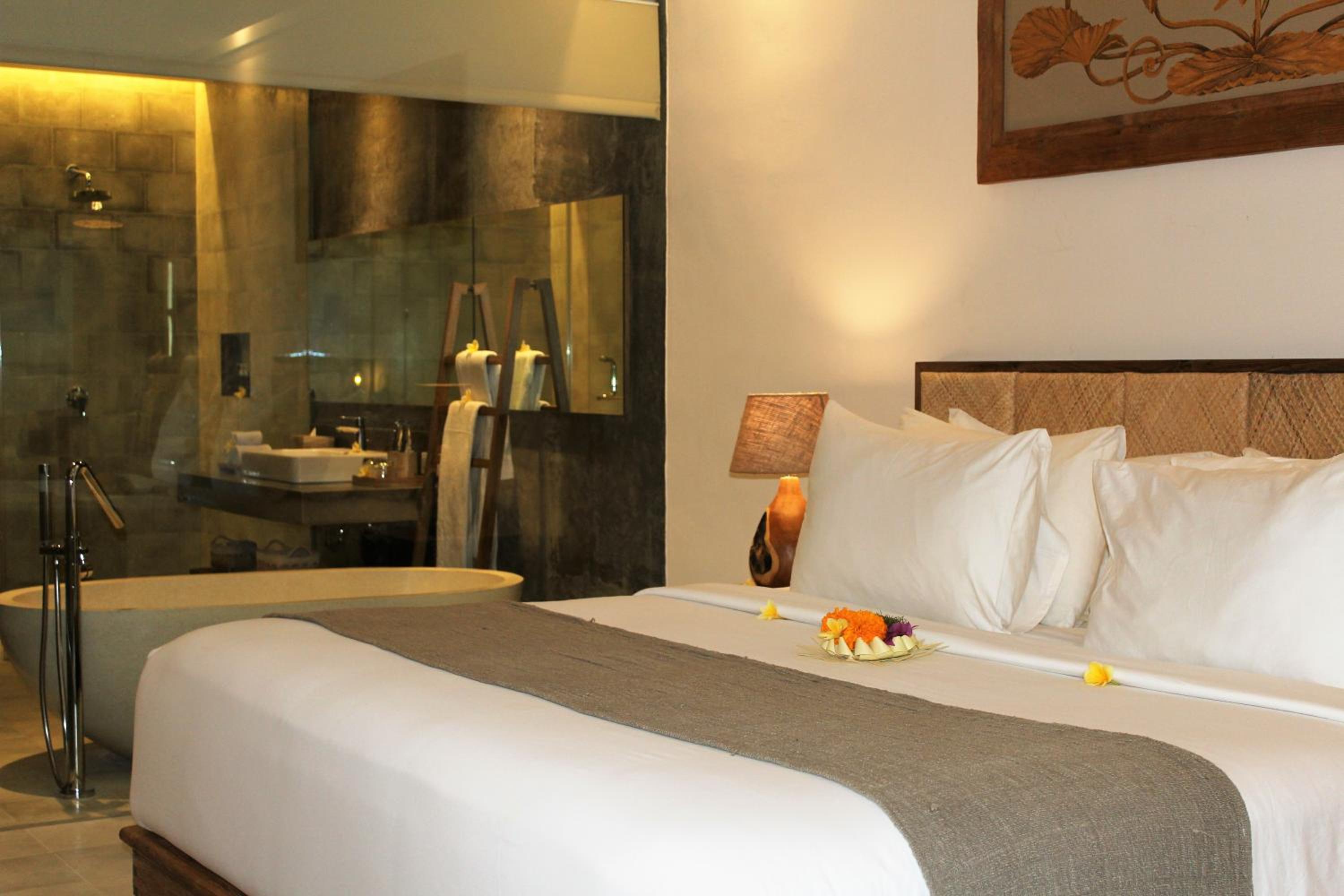 Suite with Pool View - Photo 29