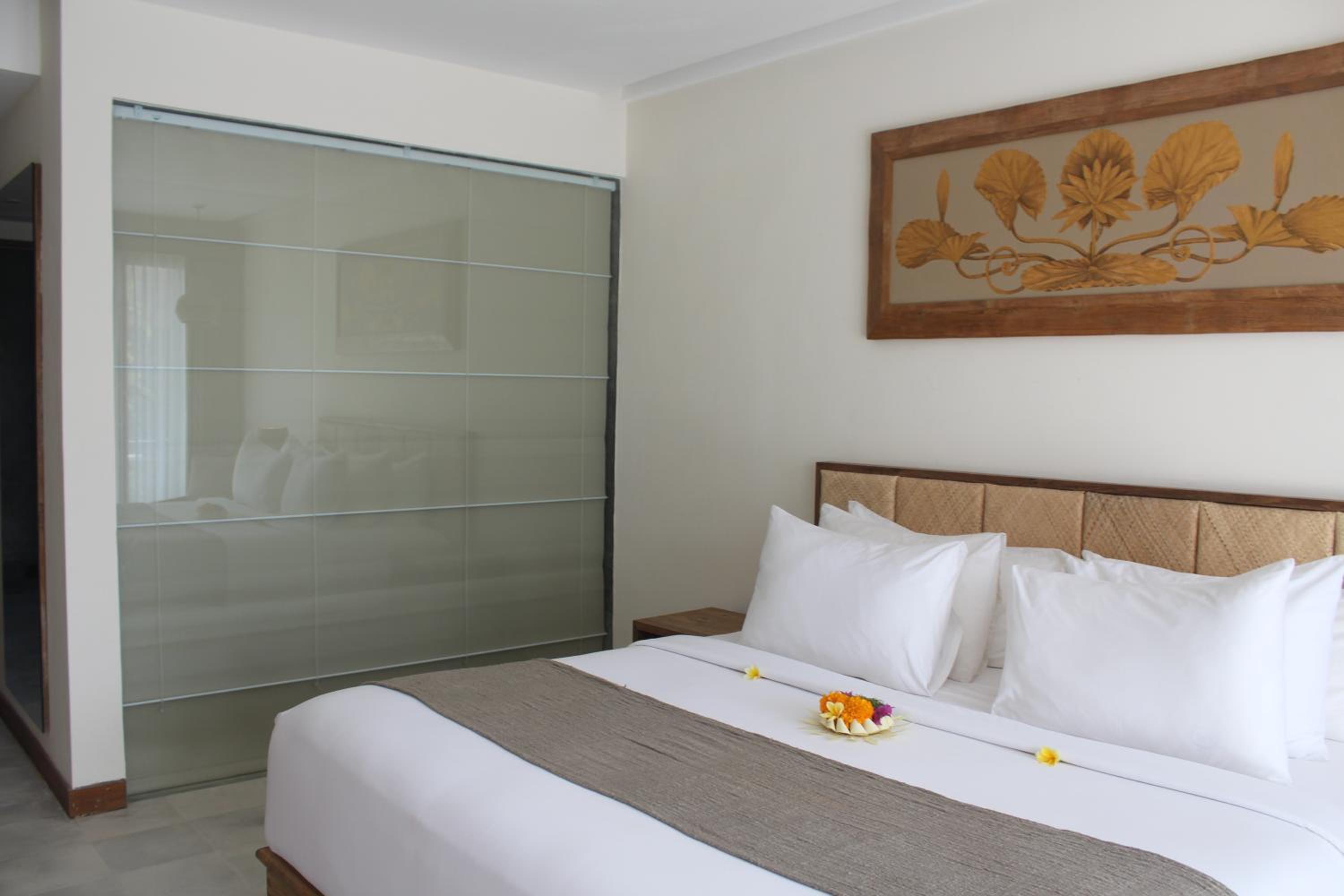 Suite with Pool View - Photo 30