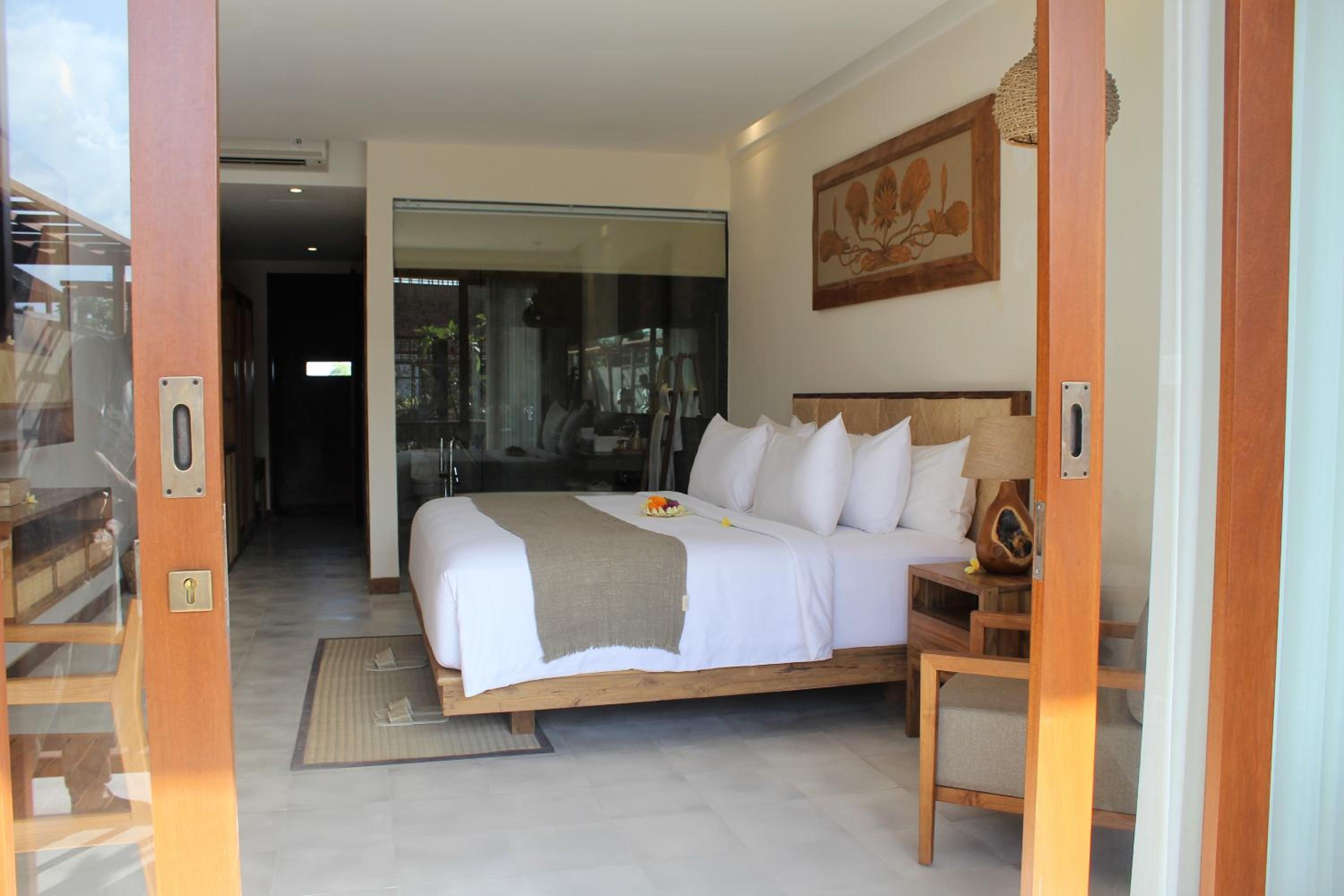 Suite with Pool View - Photo 27
