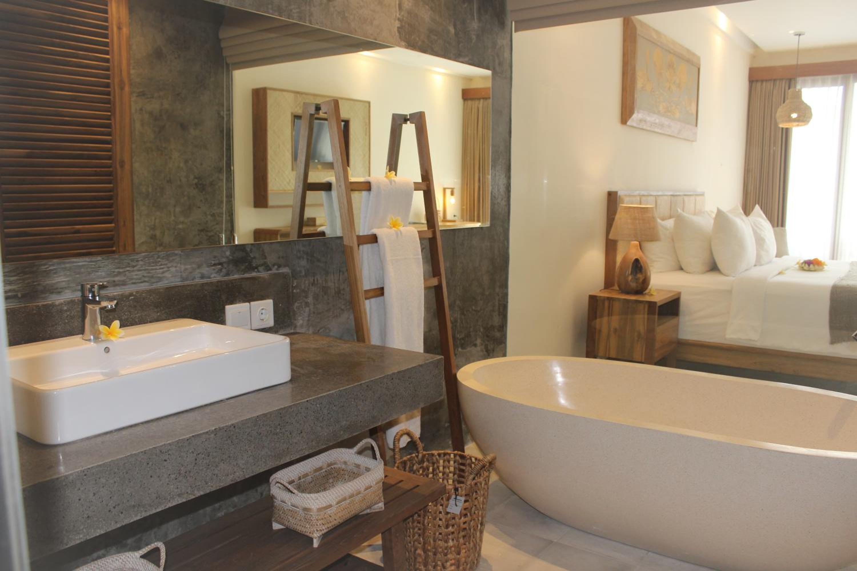 Suite with Pool View - Photo 31